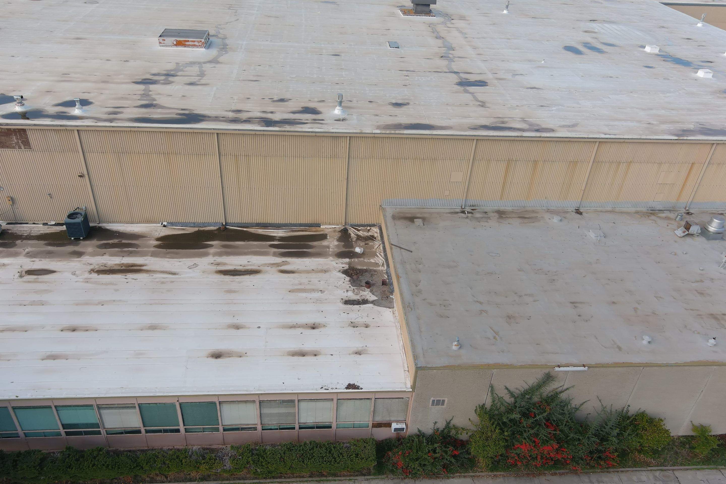 TPO single-ply roofing system using GAF by Straight Edge Roofing Inc