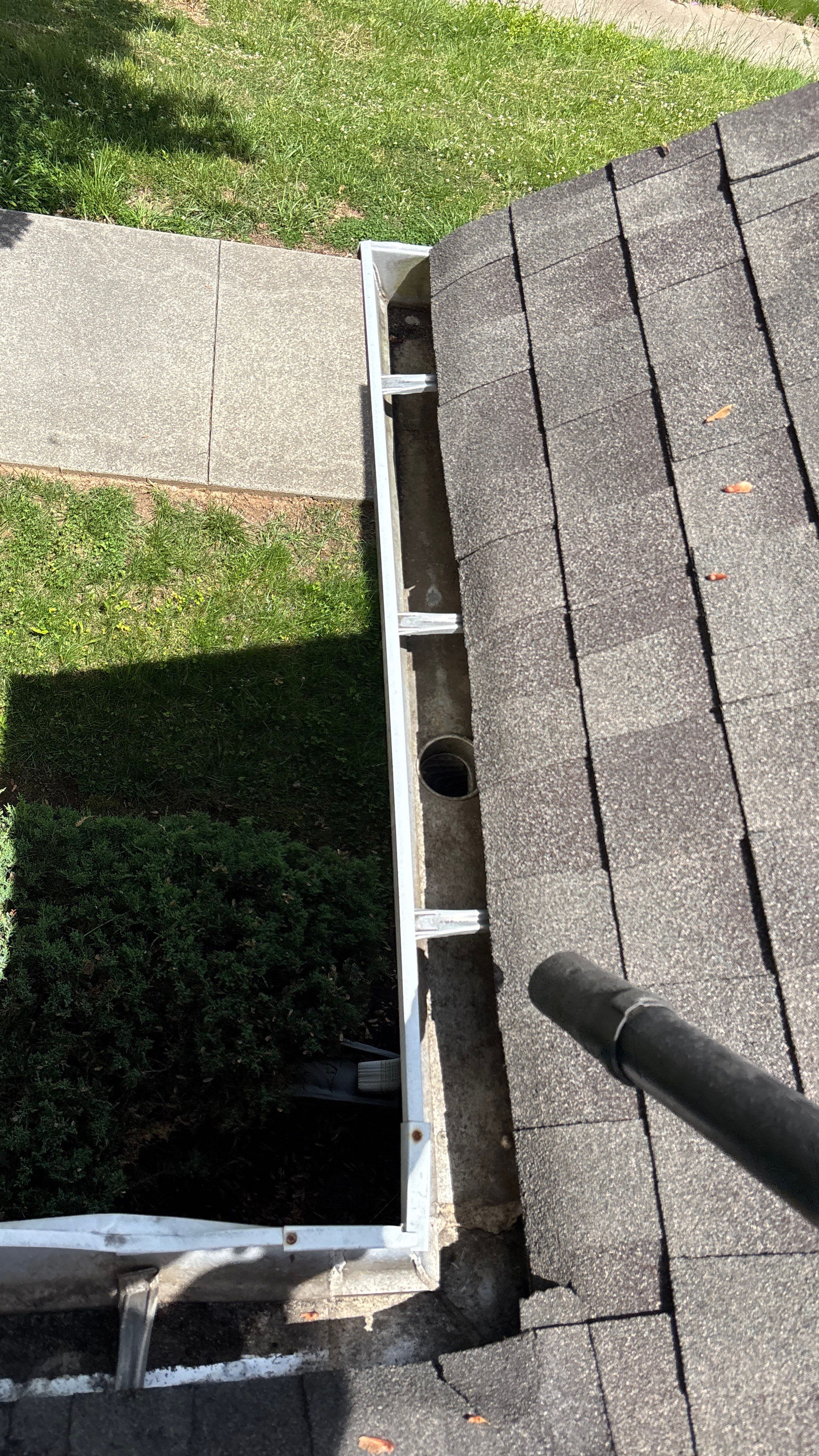 HOA gutter cleaning after photo.