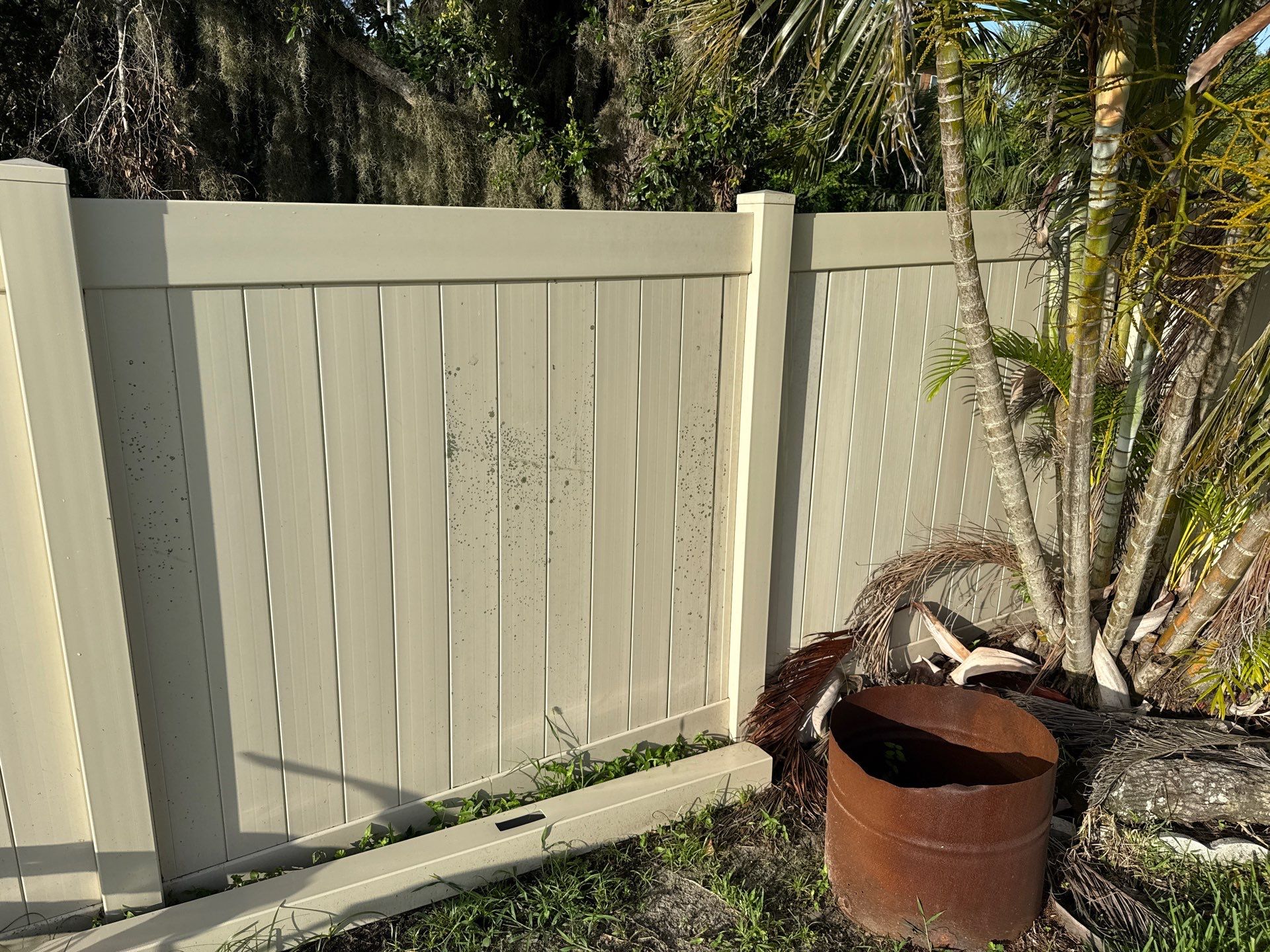 2-Story Stucco House Wash & Tan Vinyl Fence Cleaning | Sheffield Glen Palmetto, FL by Sunshine AquaWash