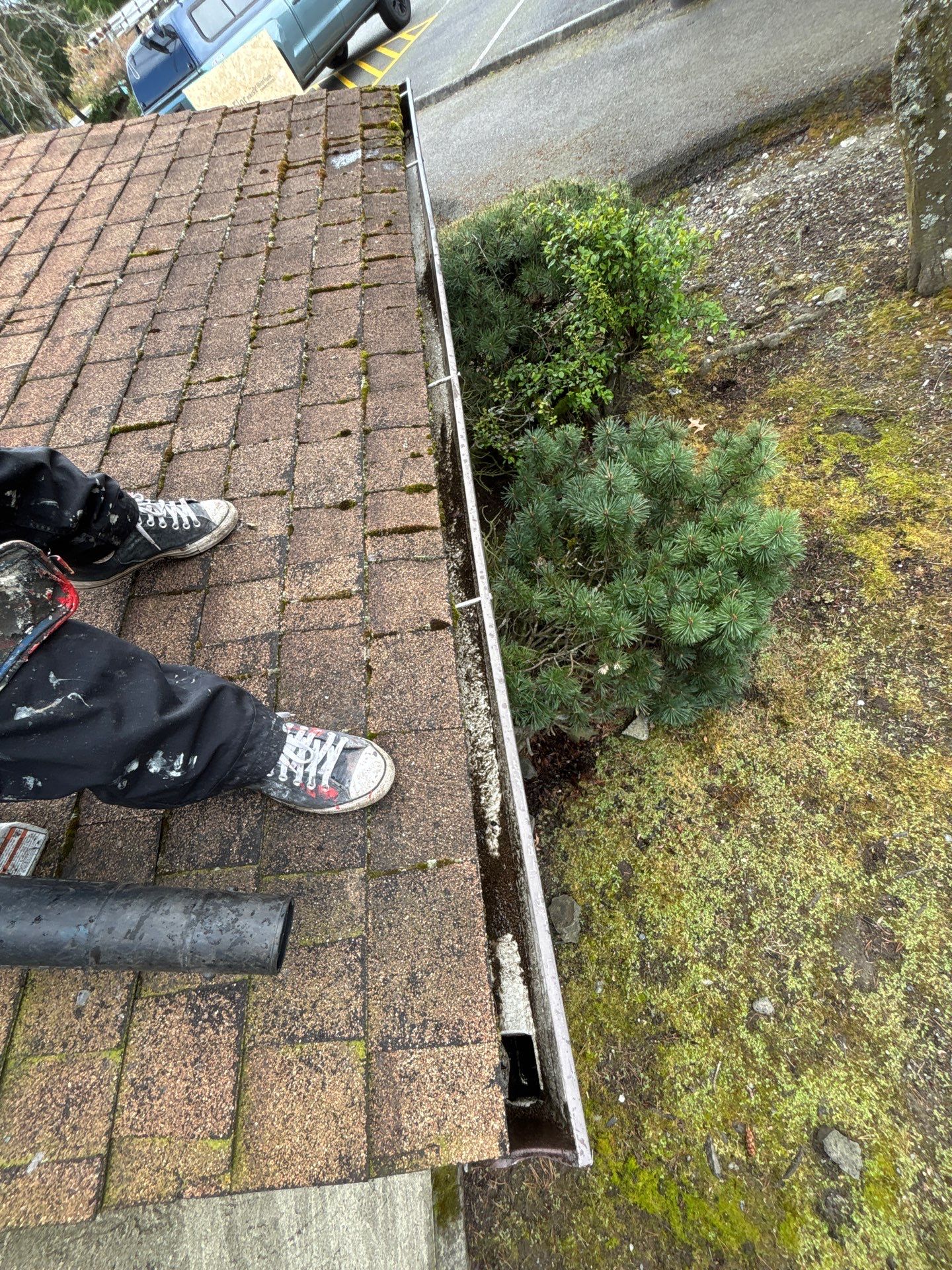 HOA gutter cleaning after photo.