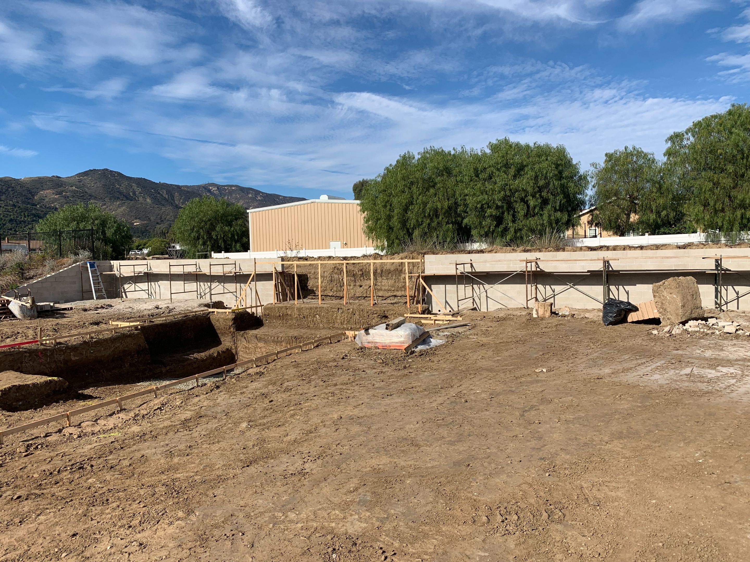 Pool spa zero edge spa, large water wall, floating steps, bar stools by Premier Pools and Spas Temecula