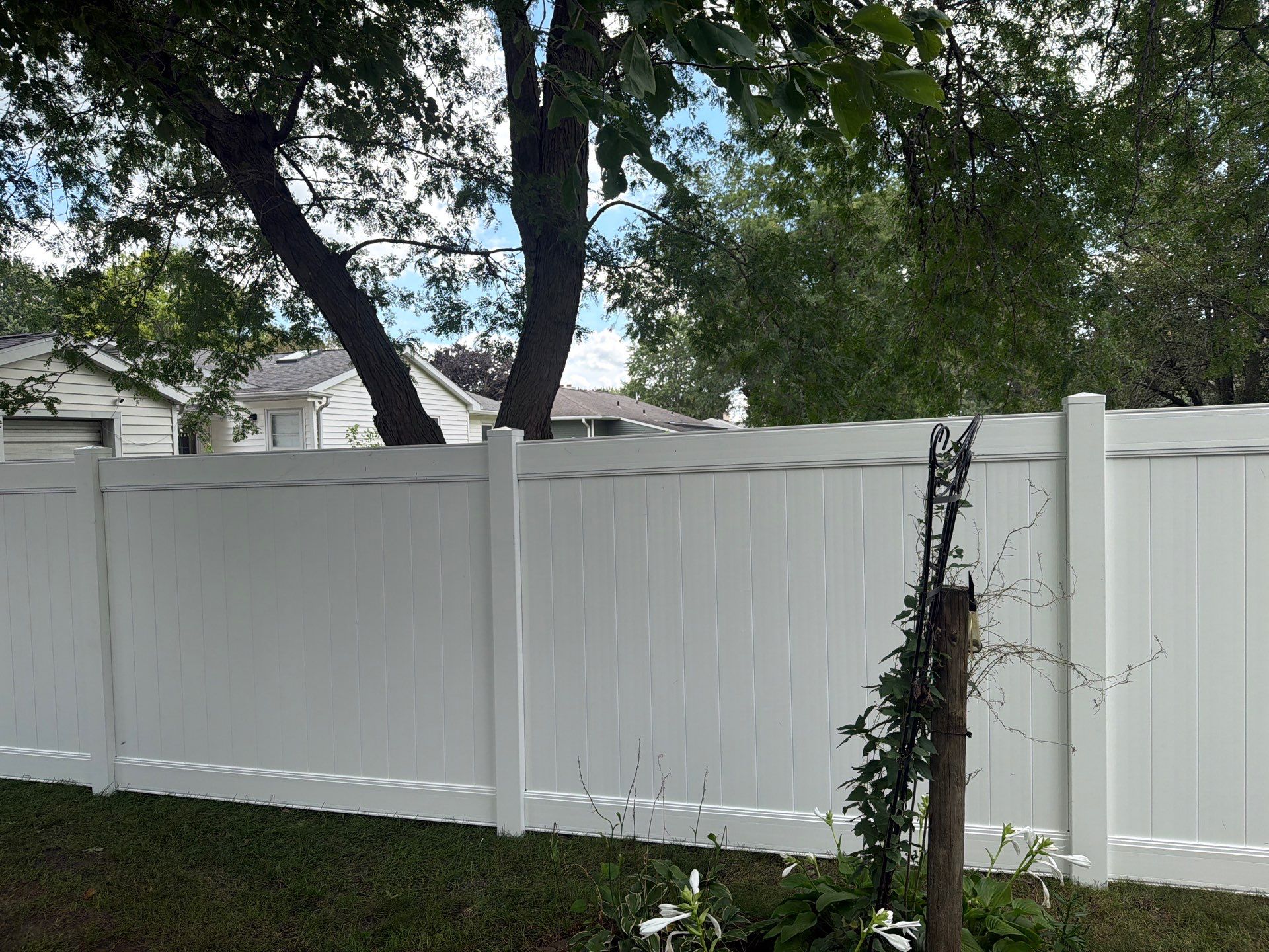 Residential White Vinyl Privacy and Black Chain Link Fencing in Jesup by Perfect Picket Fence and Stain