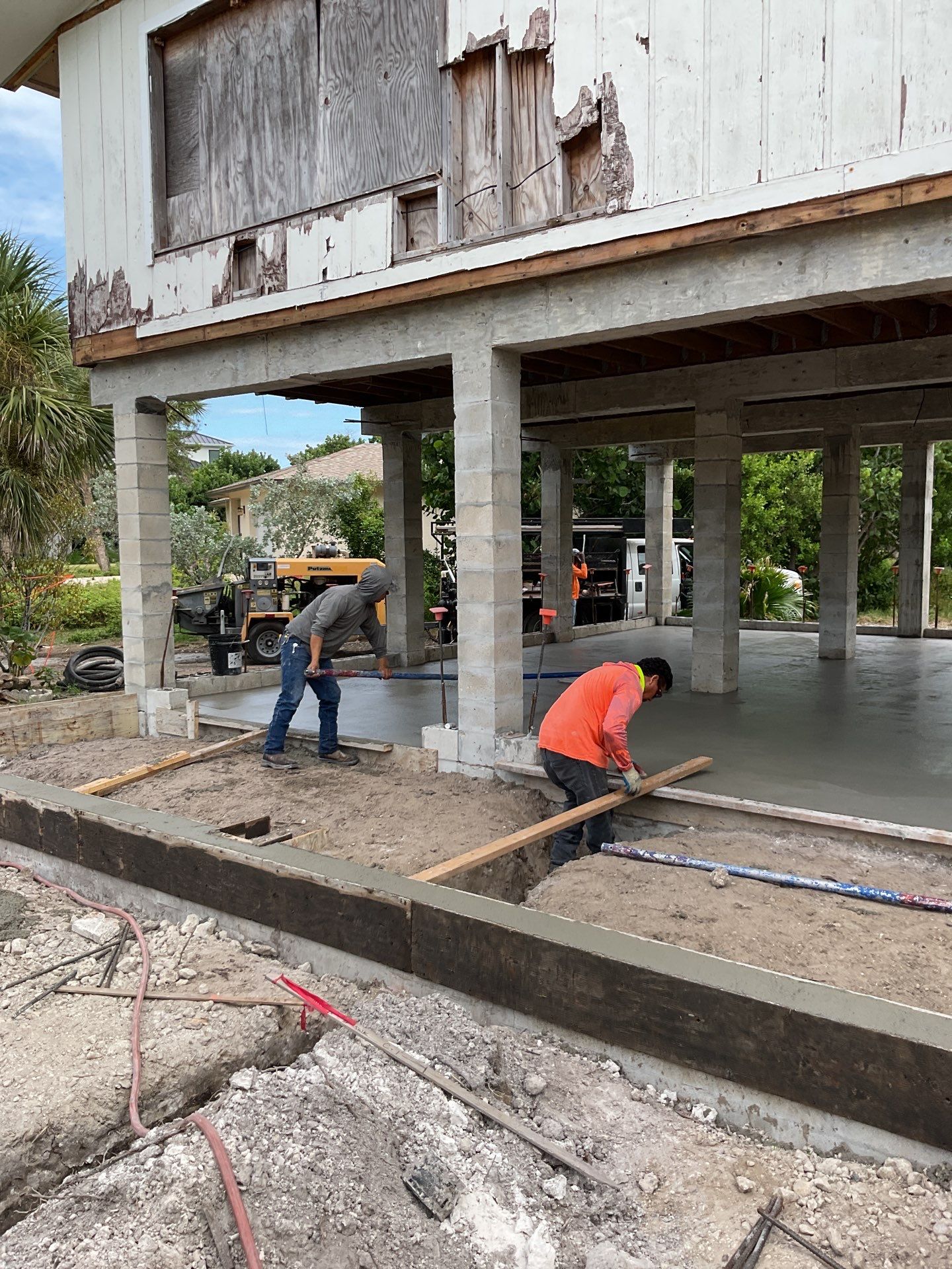 Raising a house on Sanibel Island by Southern Gulf Construction