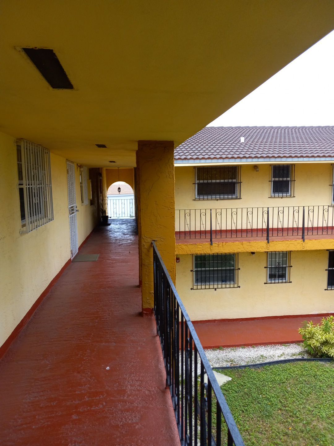 Villa Biscaya Jardines Condo by Souffront Construction & Engineering