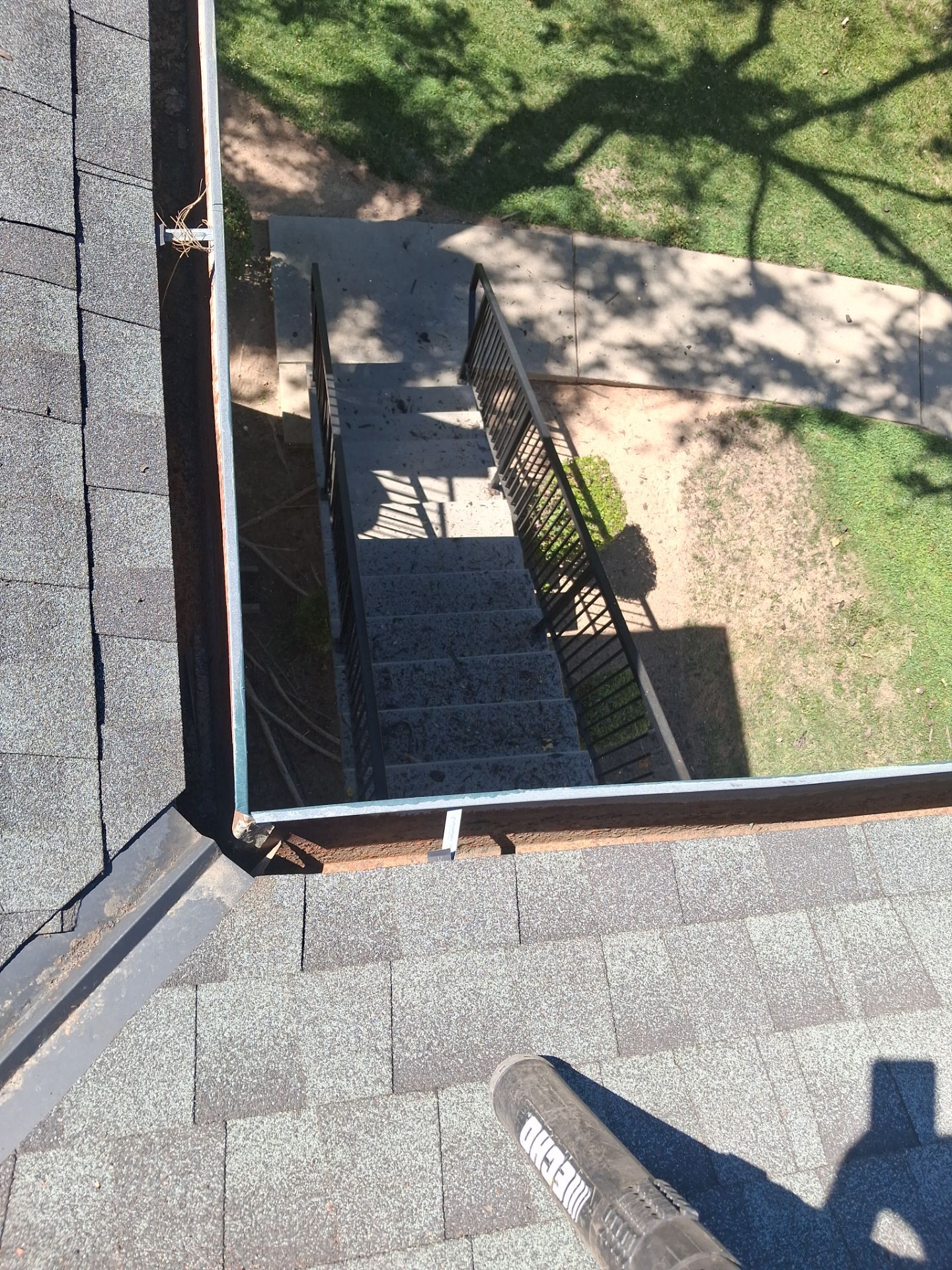 HOA gutter cleaning after photo.