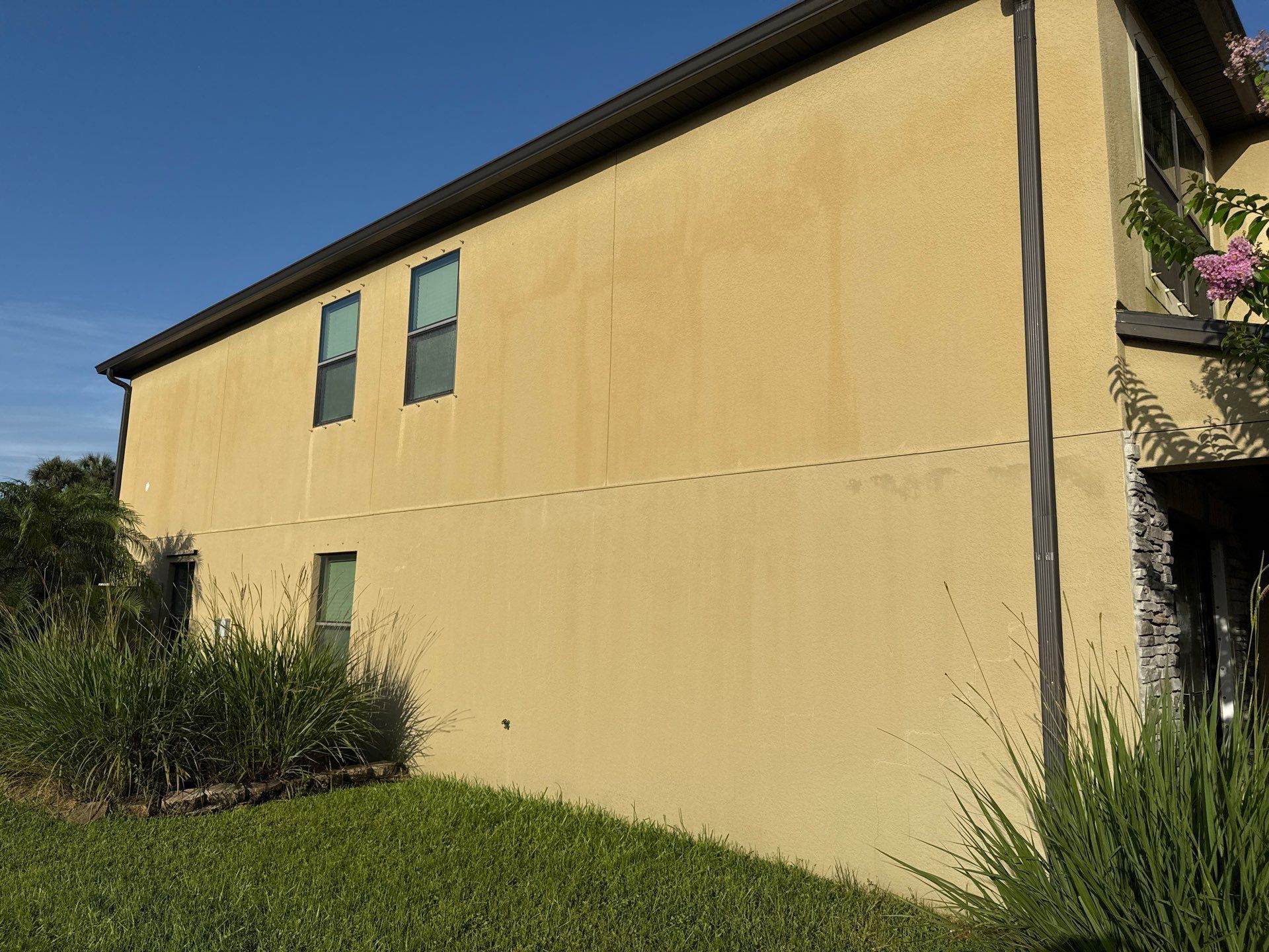 2-Story Stucco House Wash & Tan Vinyl Fence Cleaning | Sheffield Glen Palmetto, FL by Sunshine AquaWash