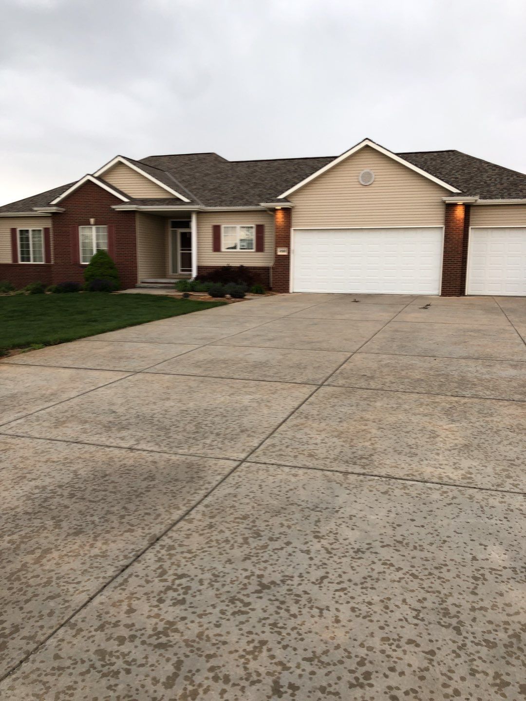 Residential Re-Roof using Landmark Shingles by White Castle Roofing