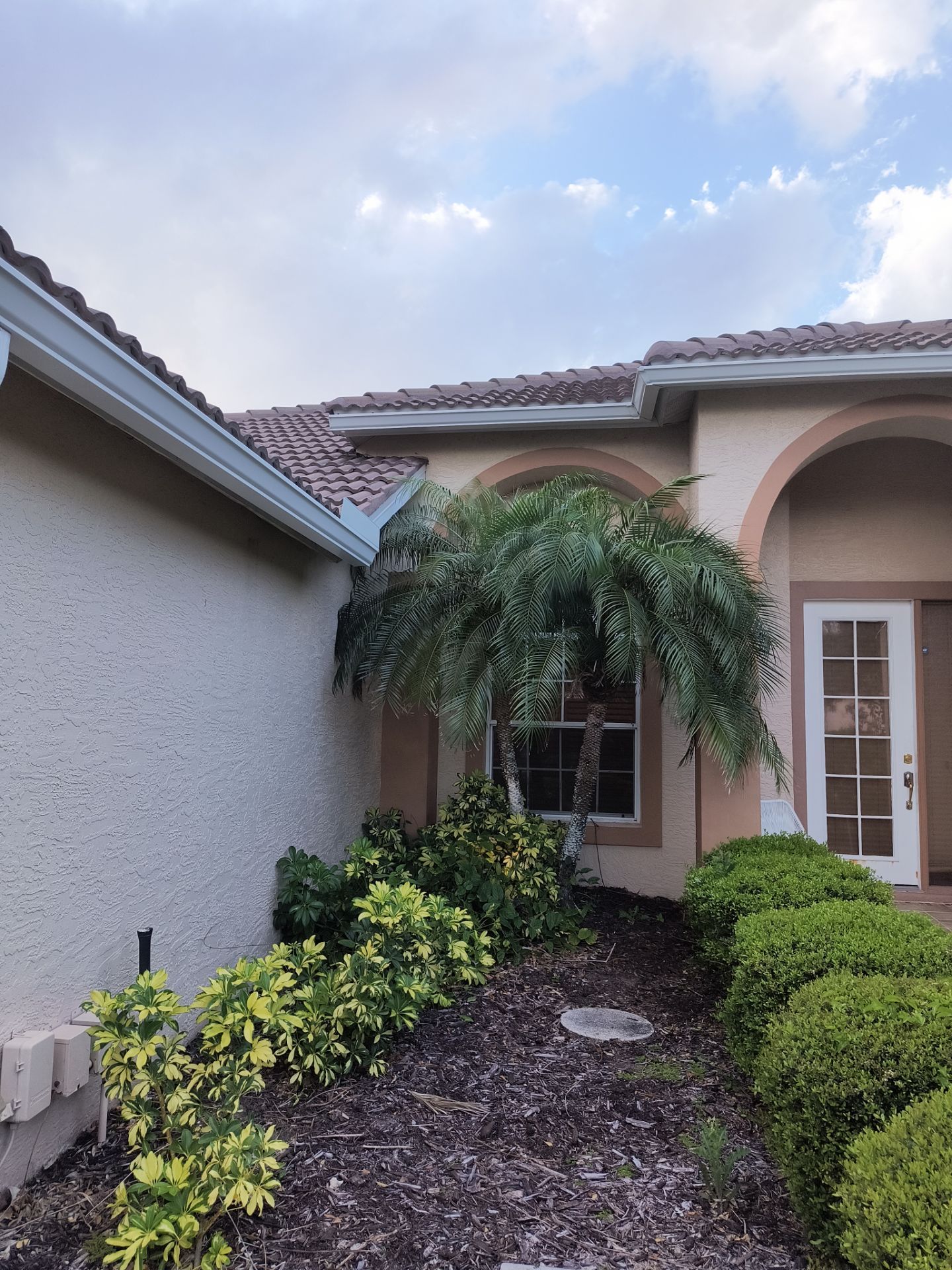 7 inch seamless gutters using K-Style Seamless Gutters in Sarasota FL by Gutter Professors