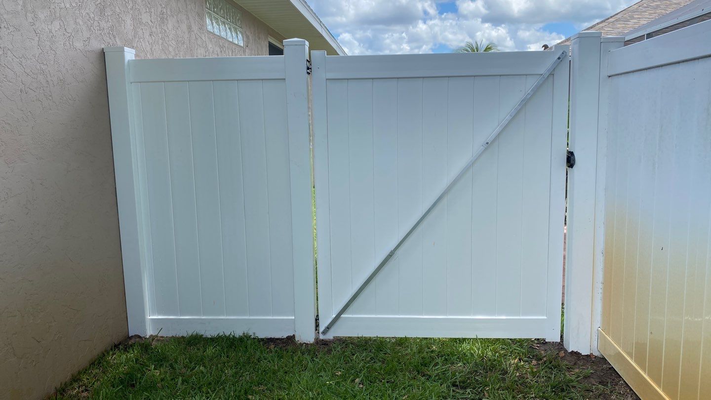 Sarasota, FL 6ft. Tall White Vinyl Privacy Fence  by Asap fence and gates, LLC