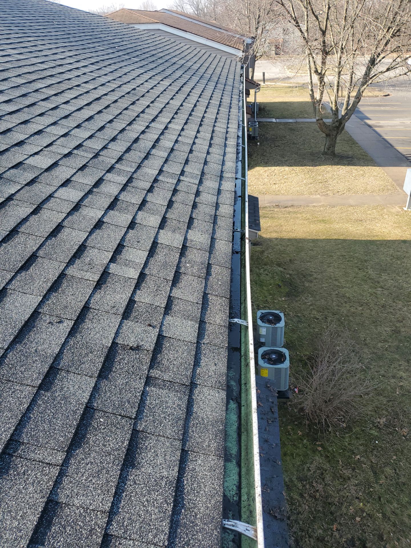 Commercial gutter cleaning Illinois after photo with clean gutters