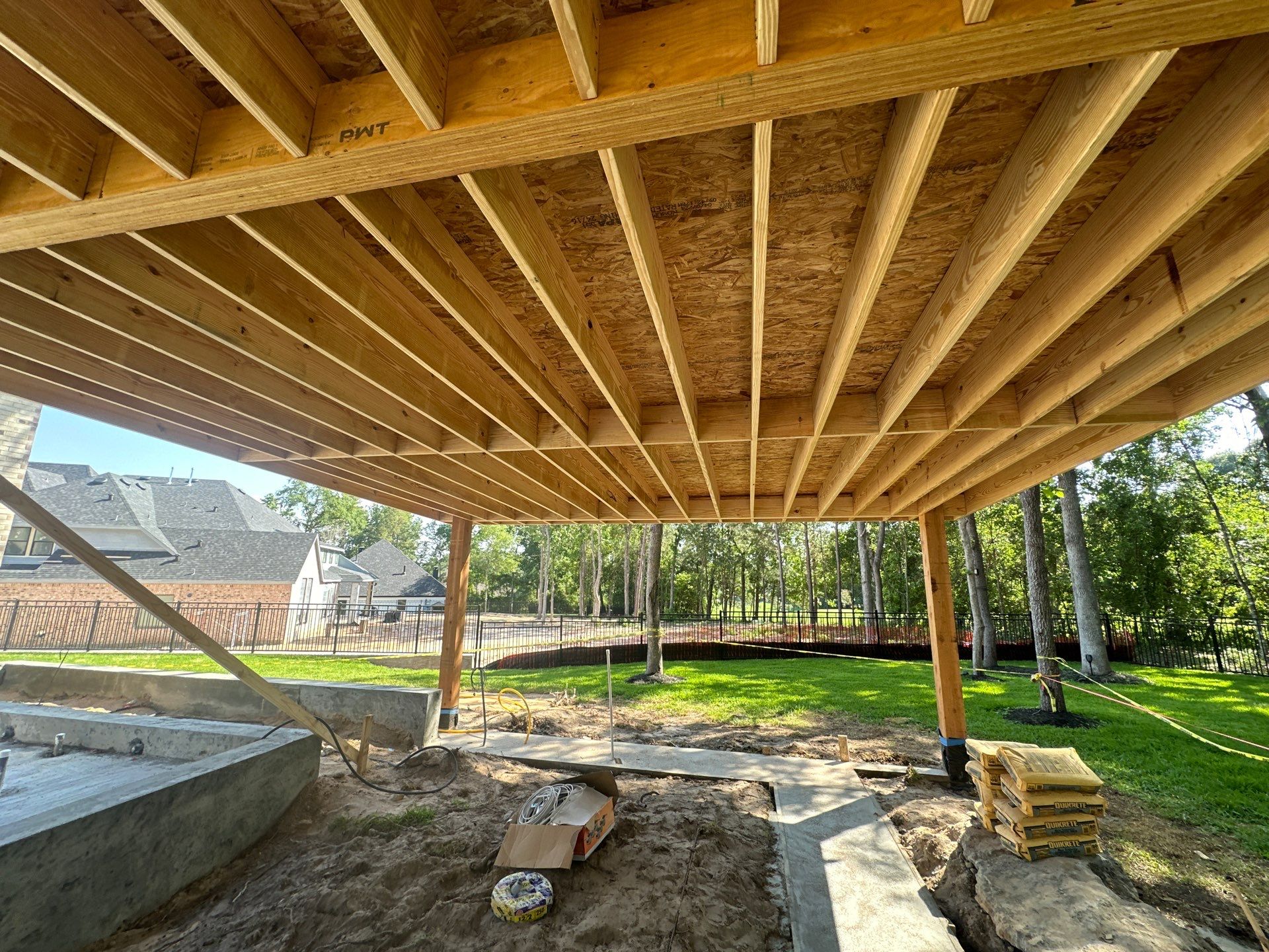 Modern Patio Cover and Kitchen in Montgomery by SophAlx LLC