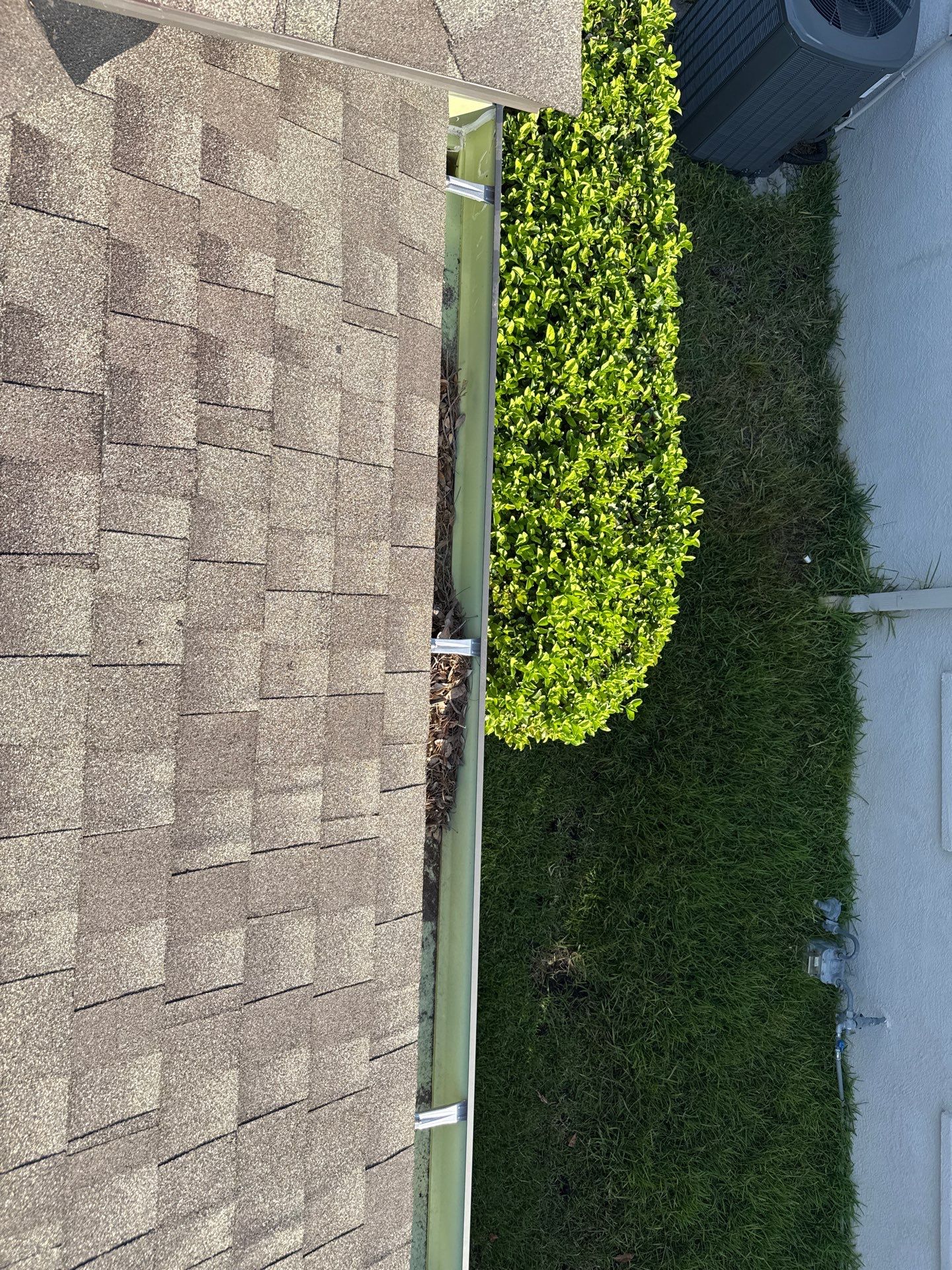 Gutter Cleaning Over Screen Enclosure – Greenbrook Village, Lakewood Ranch, FL by Sunshine AquaWash