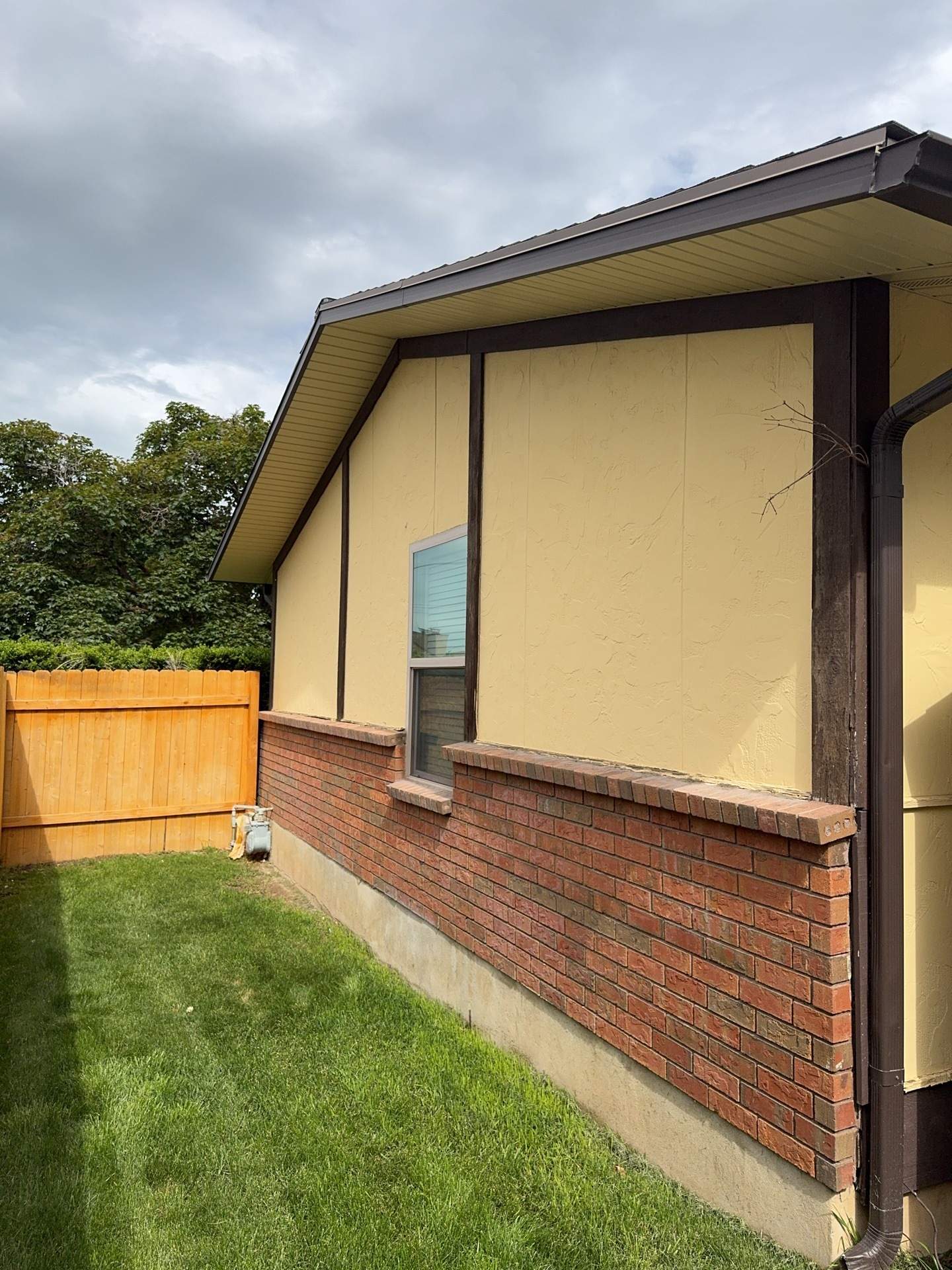 Orem | Hardie B&B and Lap Siding | Cobble Stone & Arctic White by Ideal Siding Utah
