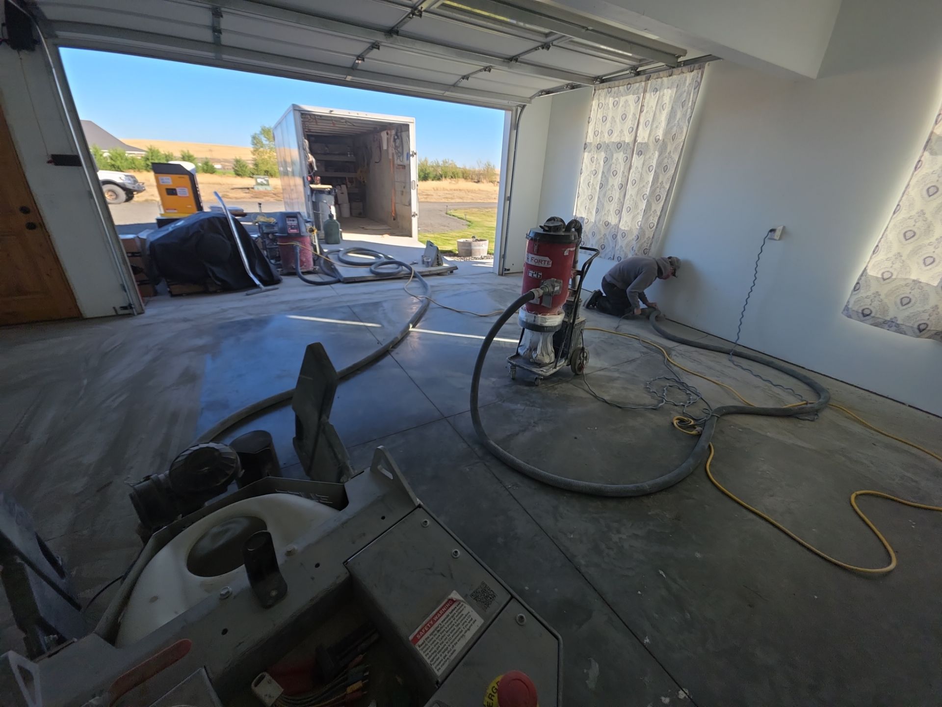 Polyaspartic Garage Floor Coating With Slate Hybrid Flake in Davenport by Croc Coatings, LLC