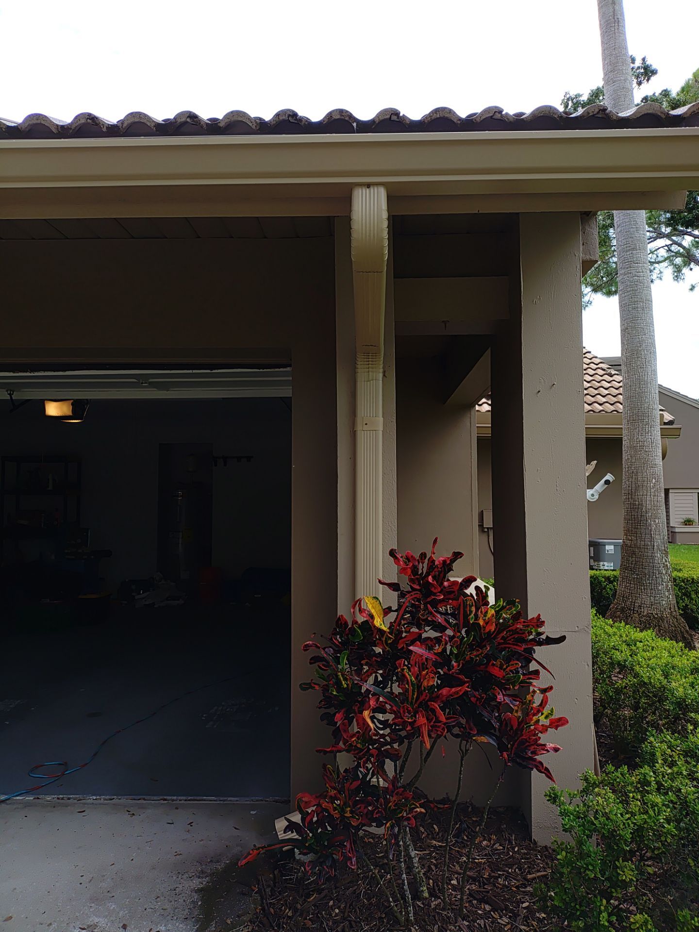 Replace gutter using Gutter Guards, Seamless Gutters, New Downspouts in Palm Harbor FL by Gutter Professors