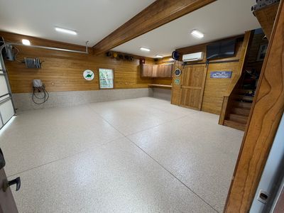Flake Garage Floor for the Walkers by Endure Concrete Coatings