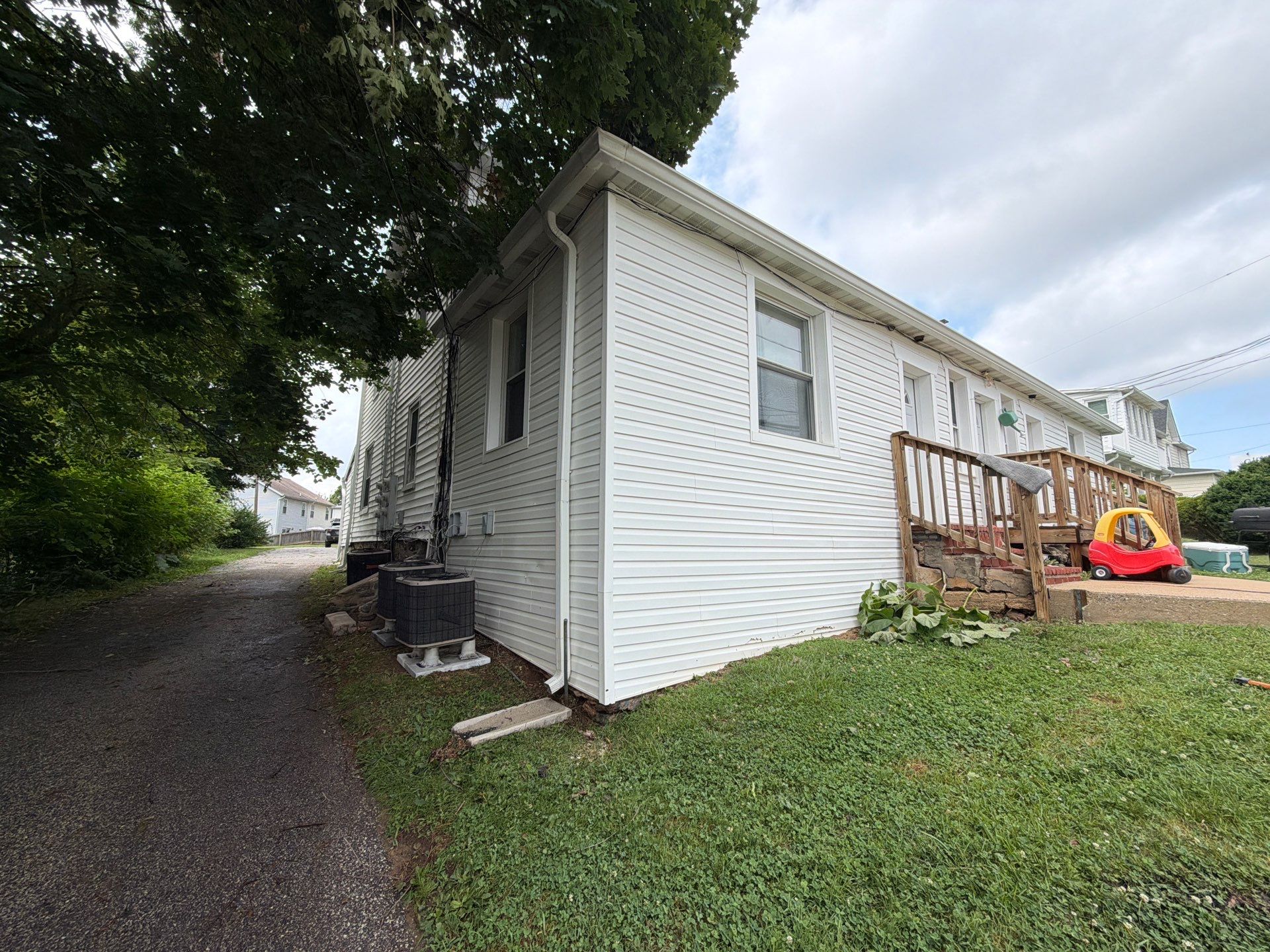 Whole-Property House Washing for Vinyl Siding and Stone Accents in Sykesville by Baltimore Pressure Washers Inc.