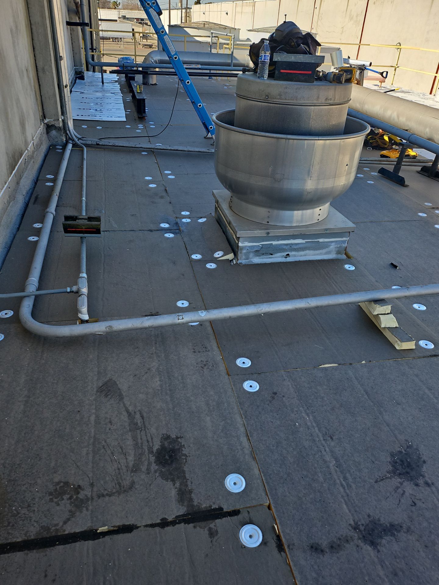 TPO single-ply roofing system using GAF Single-ply TPO 60 mil with 1.5 inch ISO board insulation by Straight Edge Roofing Inc