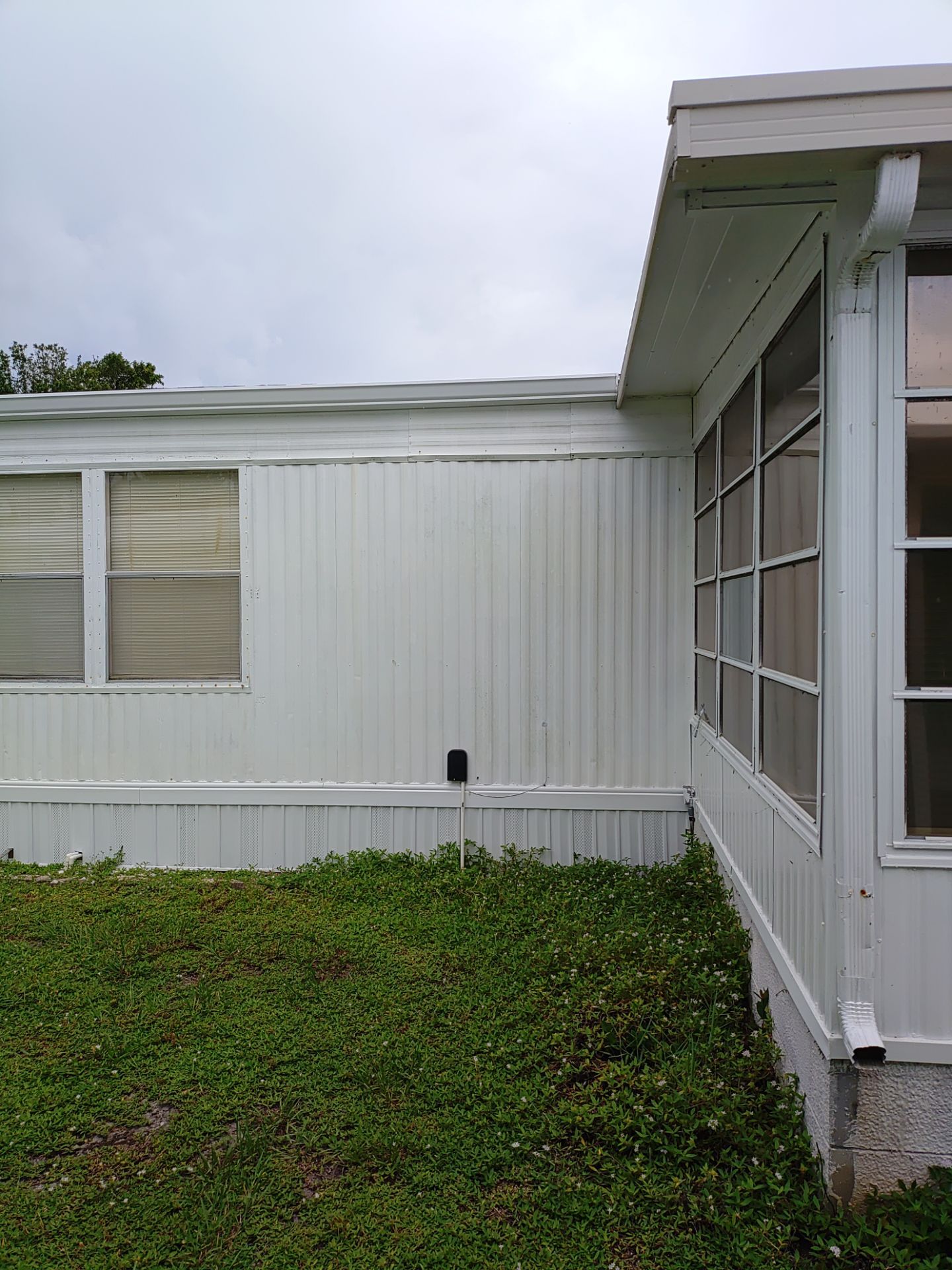 6 inch Aluminum Seamless Gutters in Englewood FL by Gutter Professors