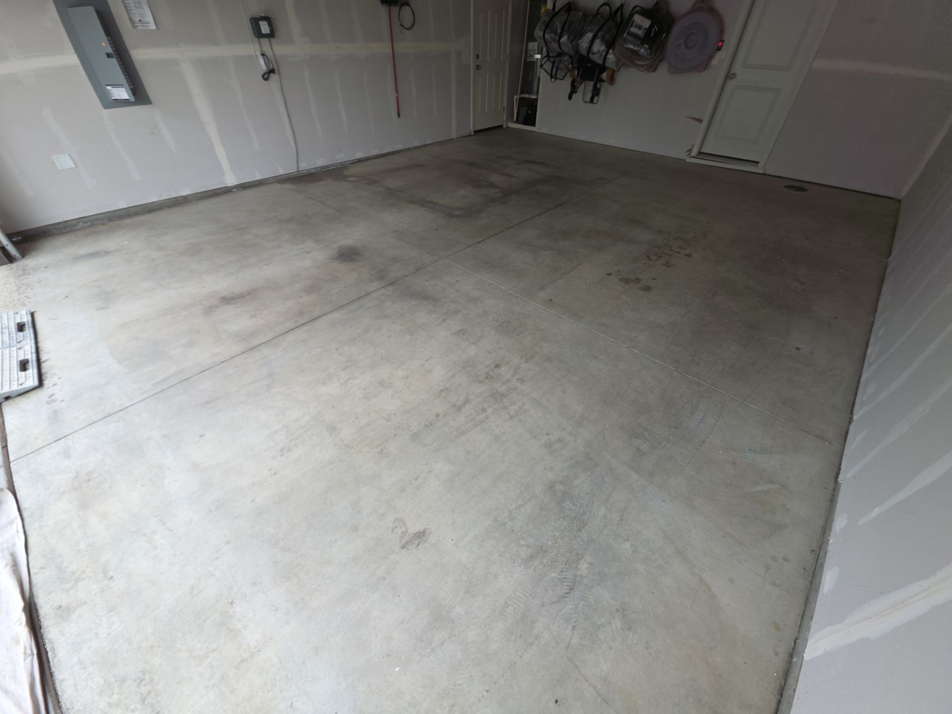 Residential Garage and Entryway Epoxy Floor Transformation in Spokane by Croc Coatings, LLC