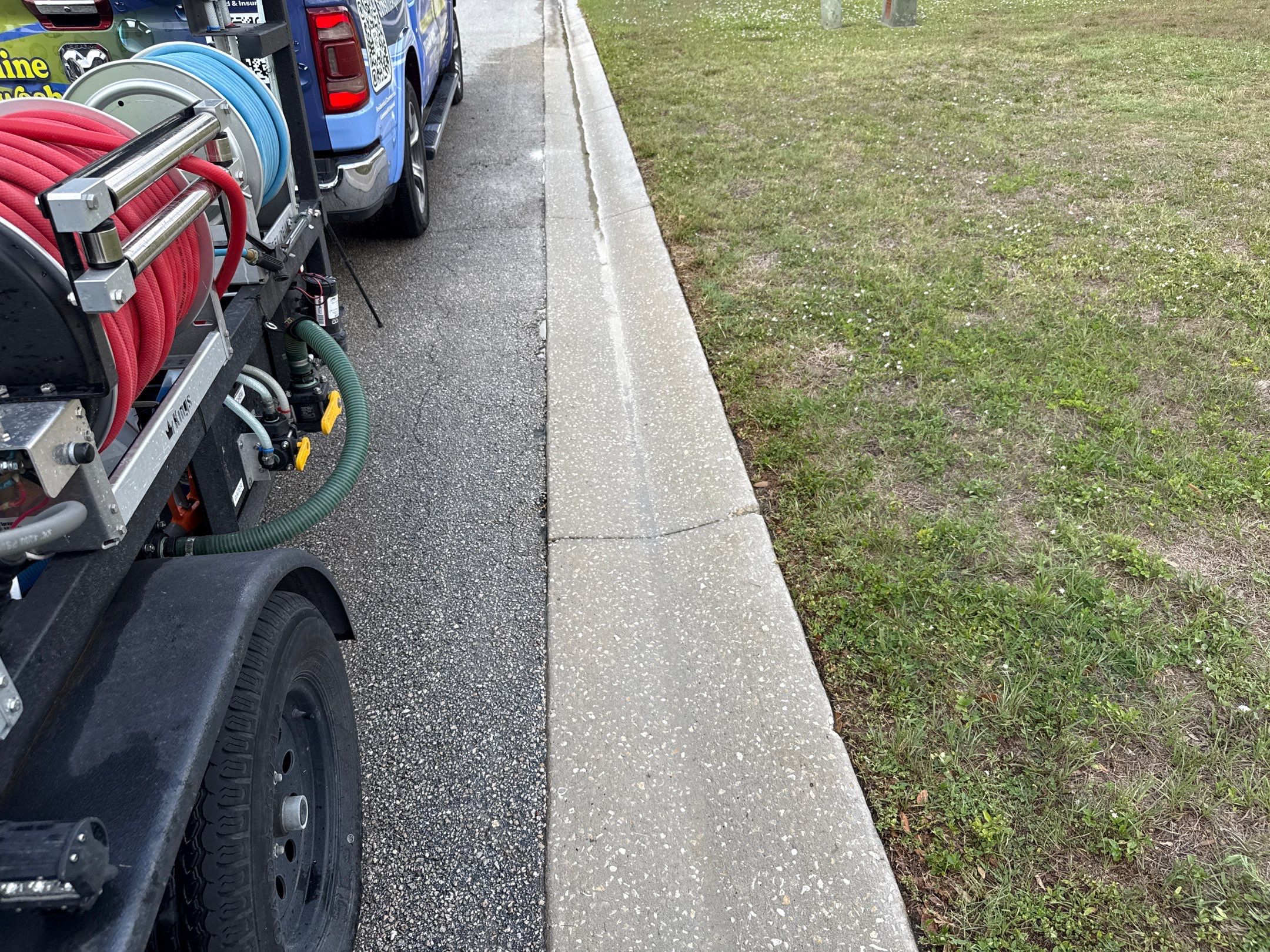 Concrete Driveway Cleaning in Arbor Creek Community – Palmetto, FL by Sunshine AquaWash
