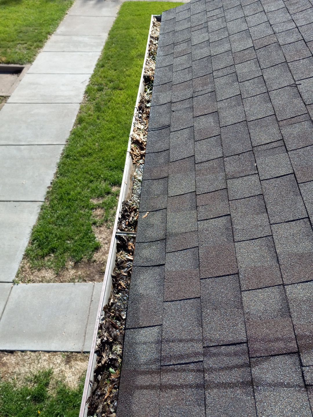 Commercial gutter cleaning Wisconsin before photo with filled gutters