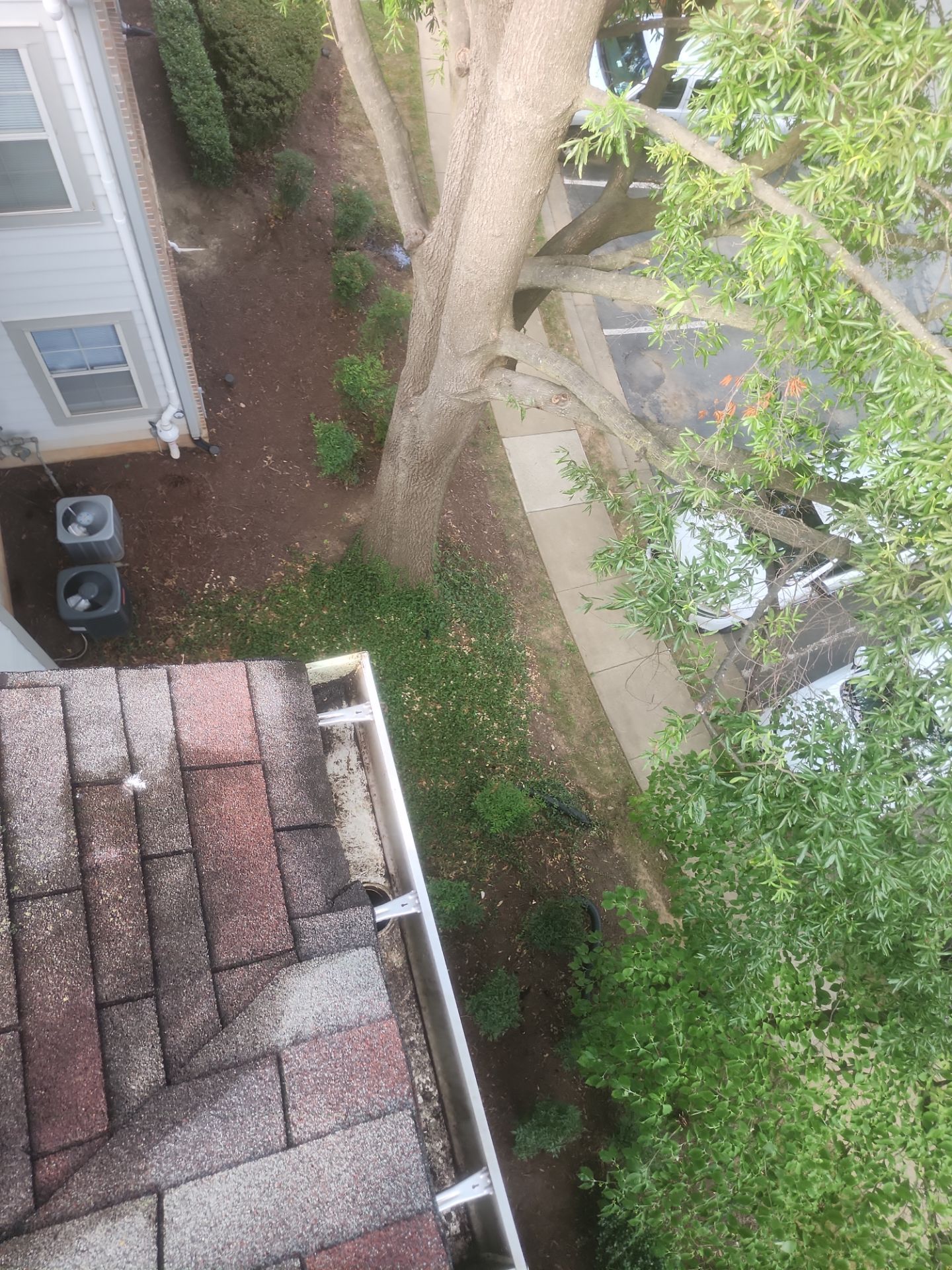 Commercial gutter cleaning Washington after photo with clean gutters