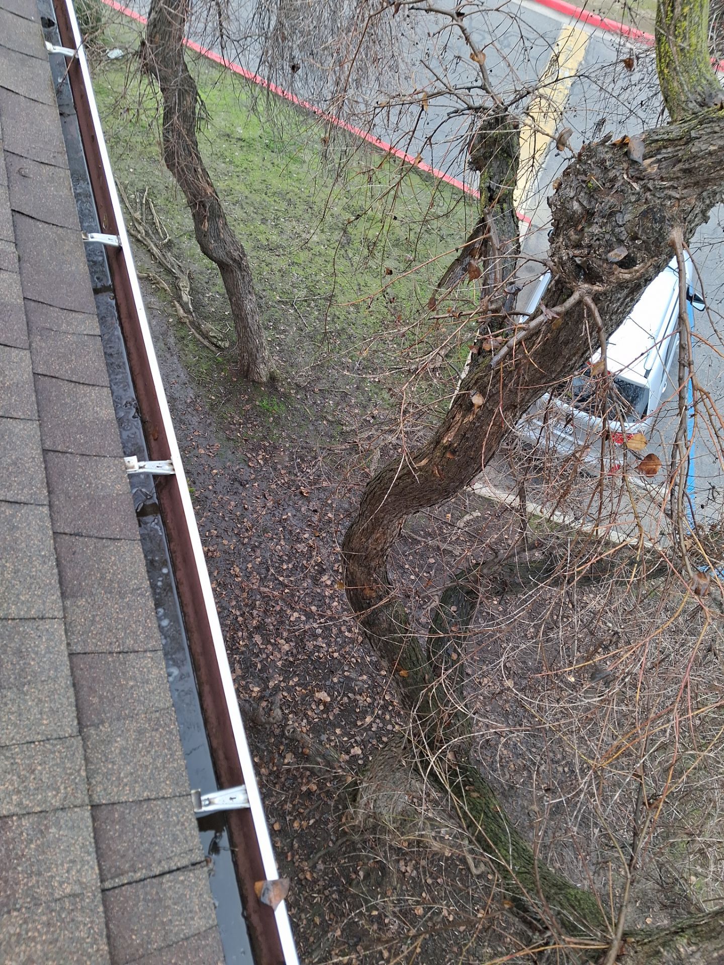 Commercial gutter cleaning Lindsay, CA after photo with clean gutters
