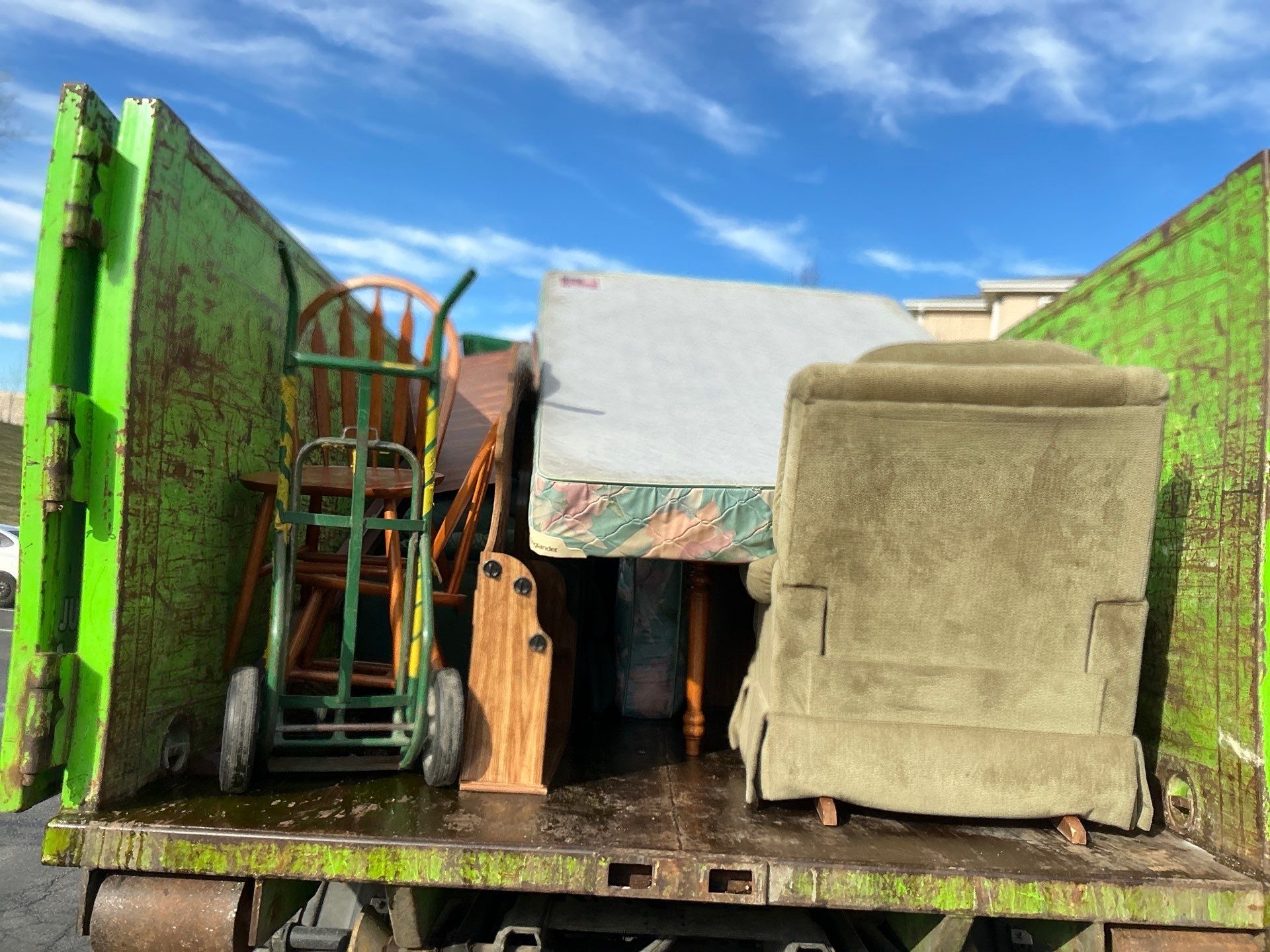 The Junkluggers of Chicago NW Suburbs featured photo.