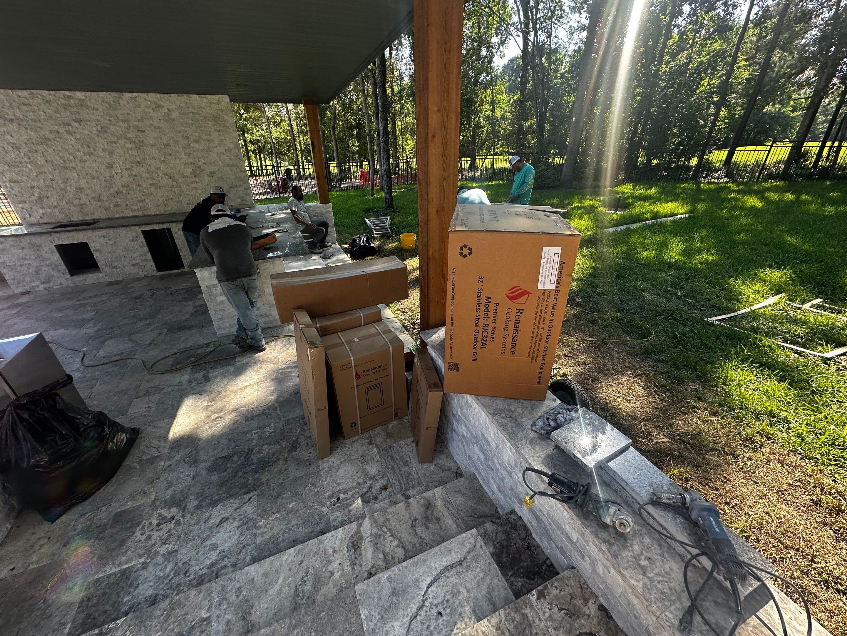 Modern Patio Cover and Kitchen in Montgomery by SophAlx LLC