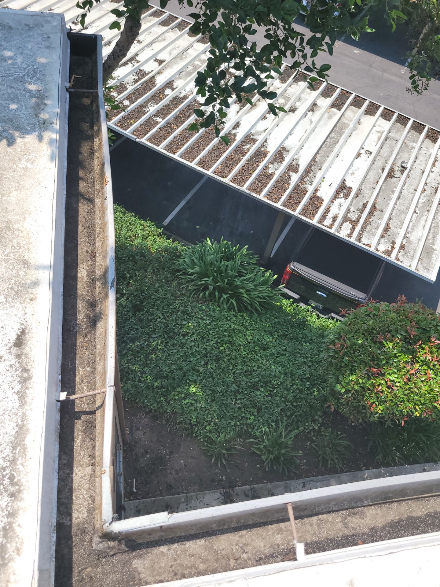 Commercial gutter cleaning Carlsbad & Oceanside, CA after photo with clean gutters