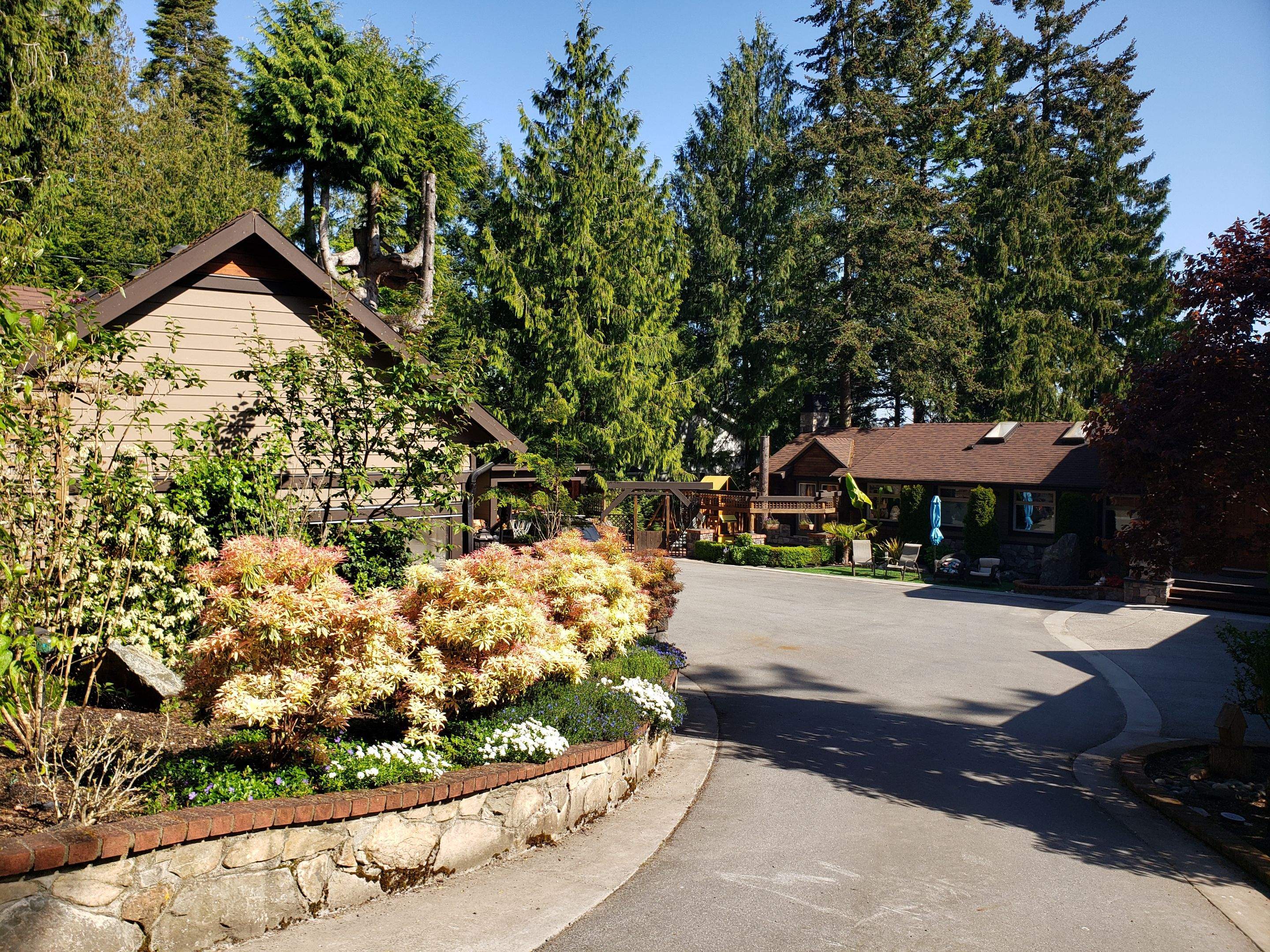 North Saanich Residence by Habanero Garden and Exterior Care