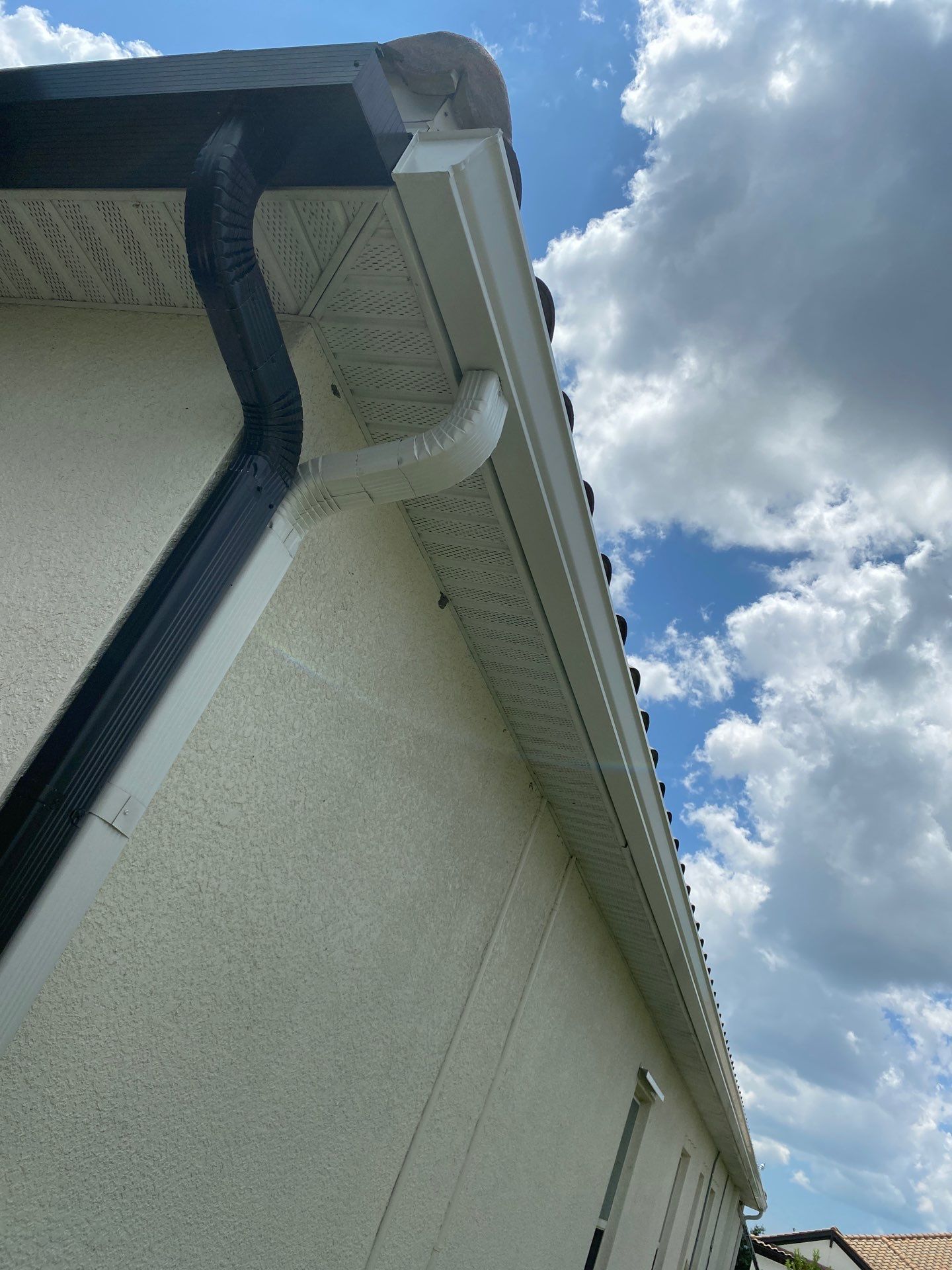 White K Style Seamless Gutters using 6 Inch Seamless Gutters in Sarasota FL by Gutter Professors