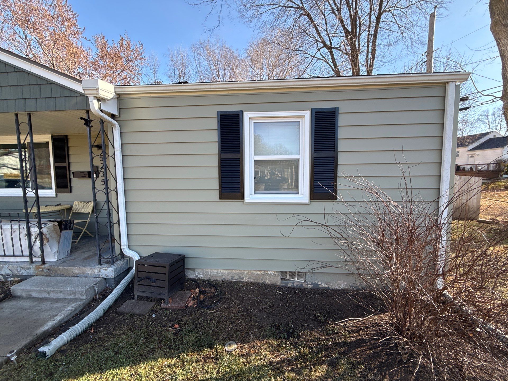 A whole new look for this Gladstone Home by EEC Windows, Siding & Roofing