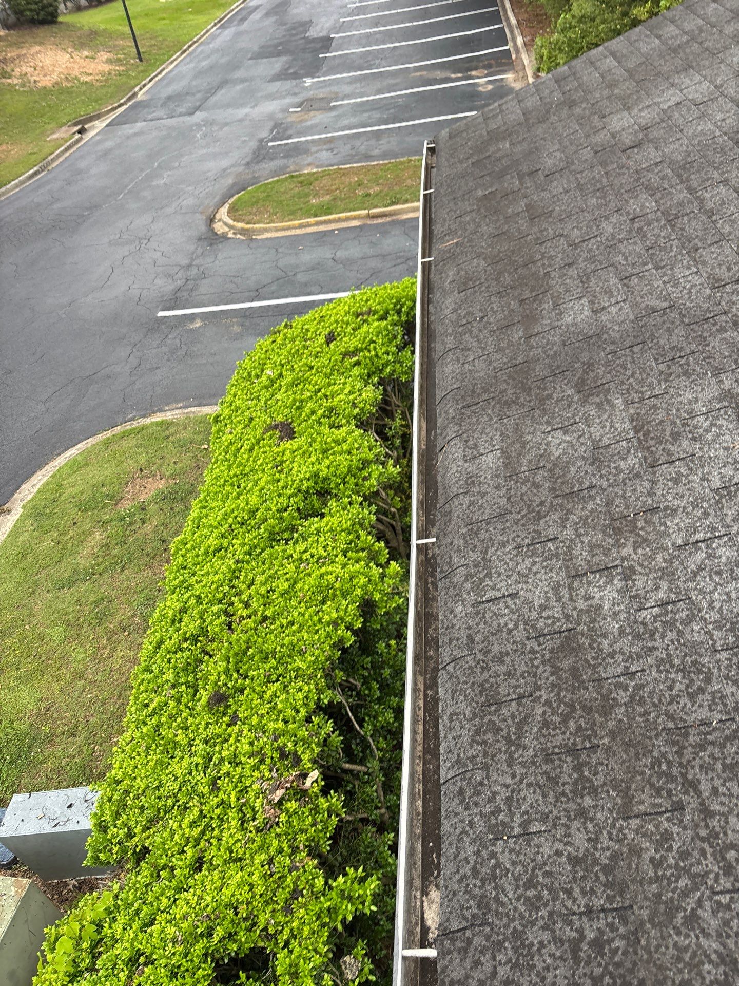 Commercial gutter cleaning Tuscaloosa after photo with clean gutters