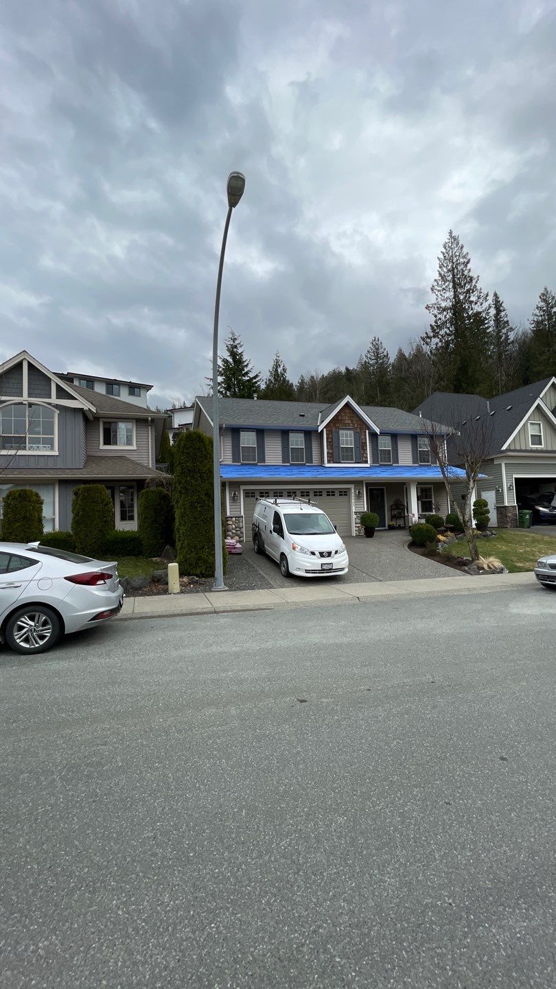 Residential Roofing Installation using OC Oakridge shingles by Top Notch Roofing Inc