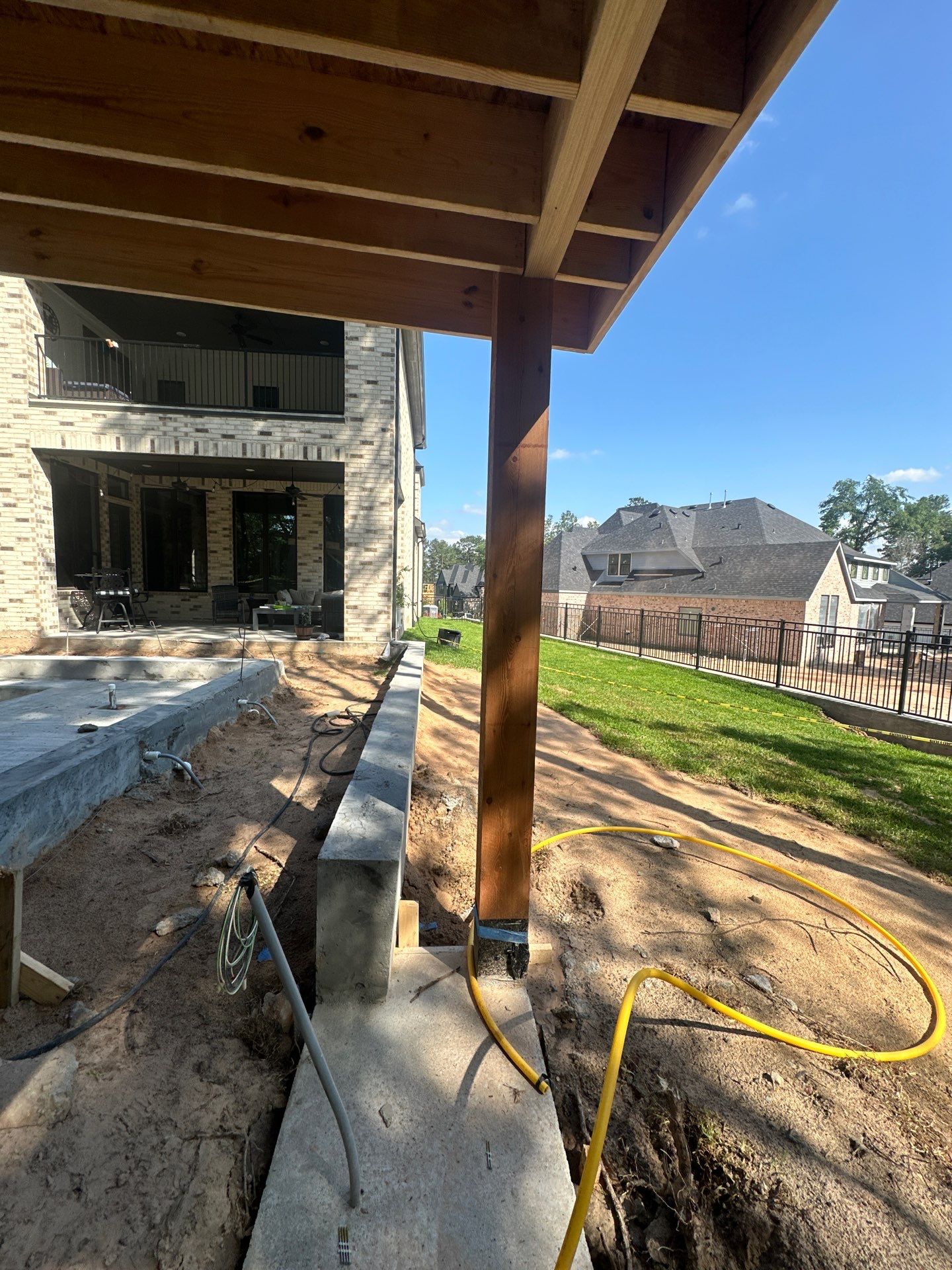 Modern Patio Cover and Kitchen in Montgomery by SophAlx LLC