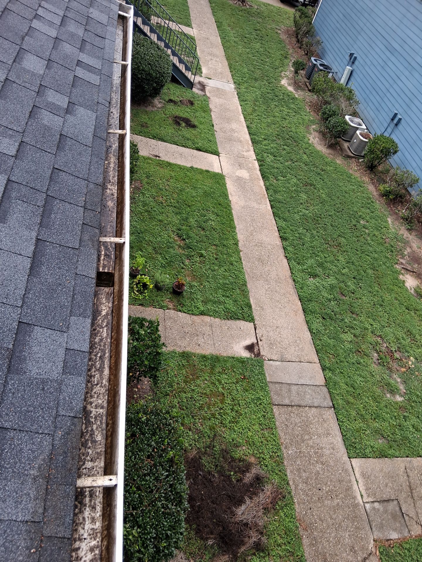 Commercial gutter cleaning Gulfport & Biloxi, MS after photo with clean gutters