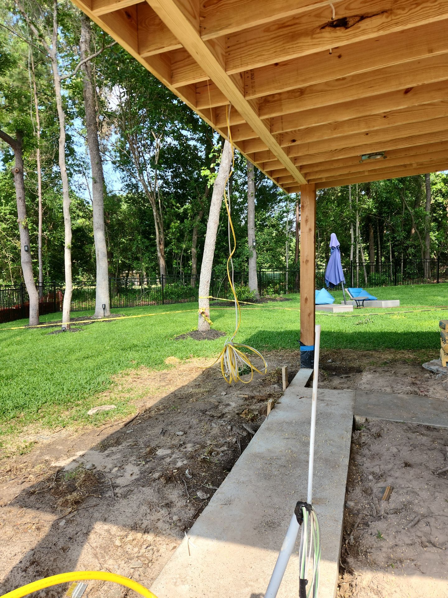 Modern Patio Cover and Kitchen in Montgomery by SophAlx LLC