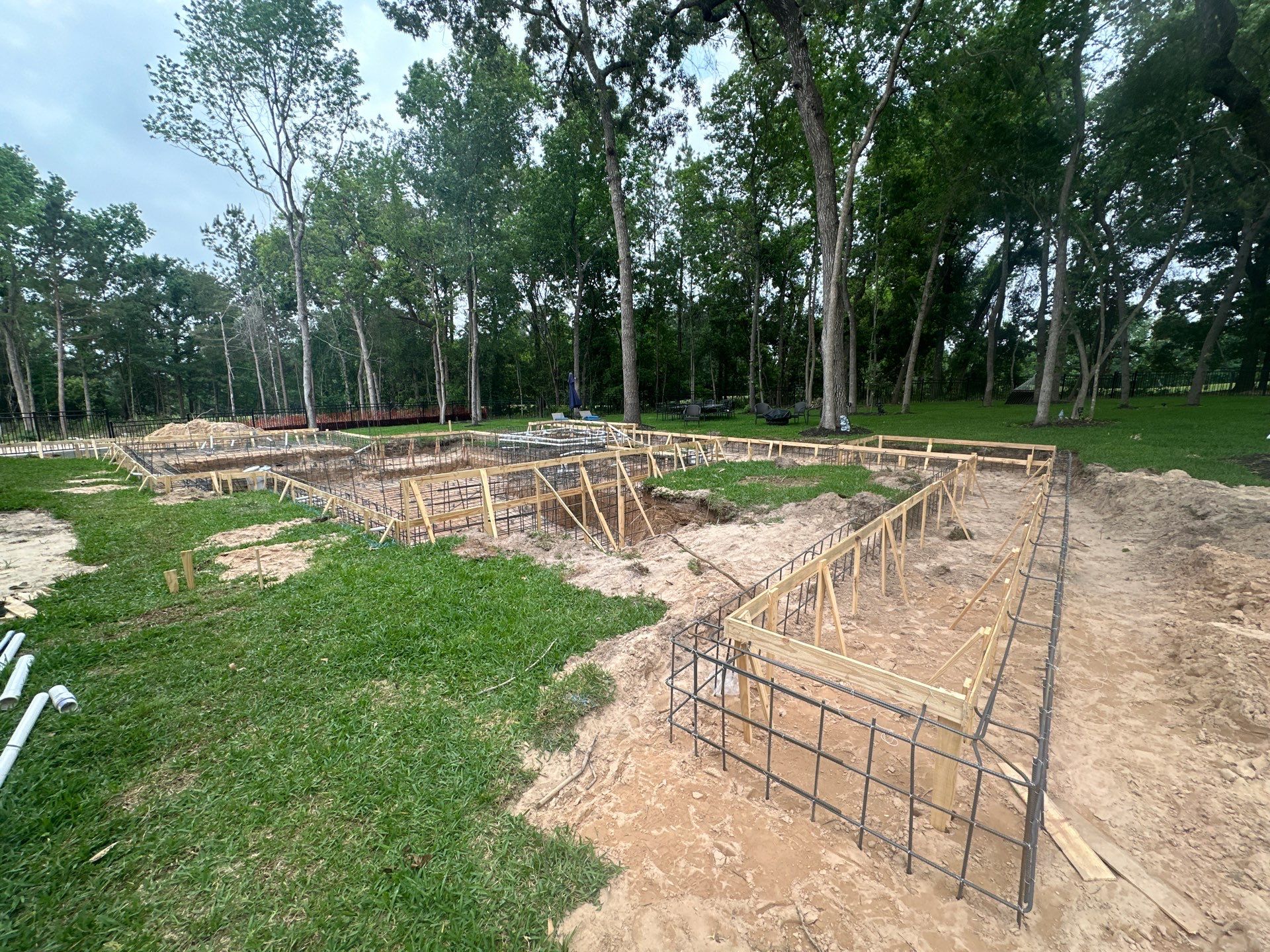 Modern Patio Cover and Kitchen in Montgomery by SophAlx LLC