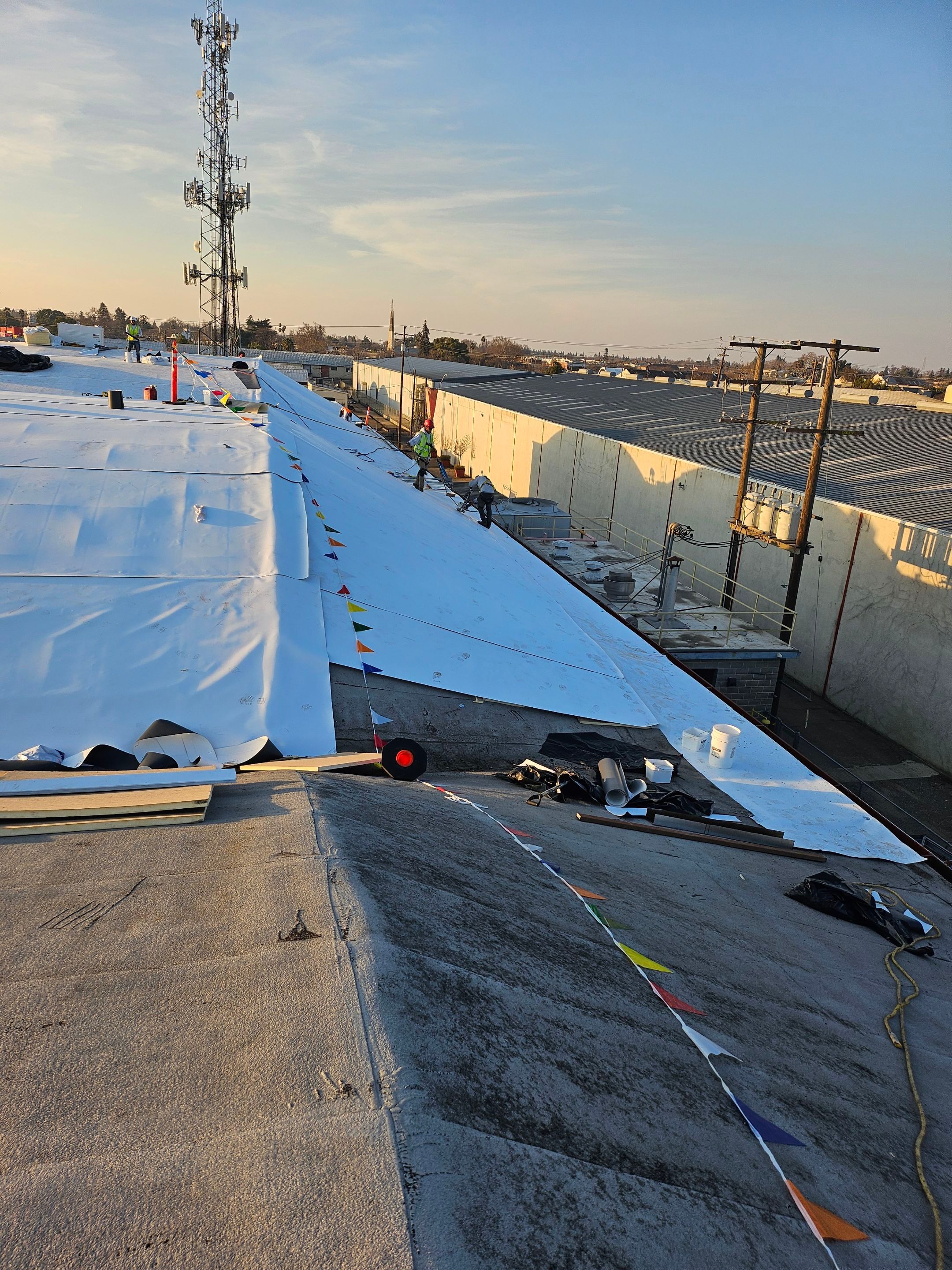 TPO single-ply roofing system using GAF Single-ply TPO 60 mil with 1.5 inch ISO board insulation by Straight Edge Roofing Inc