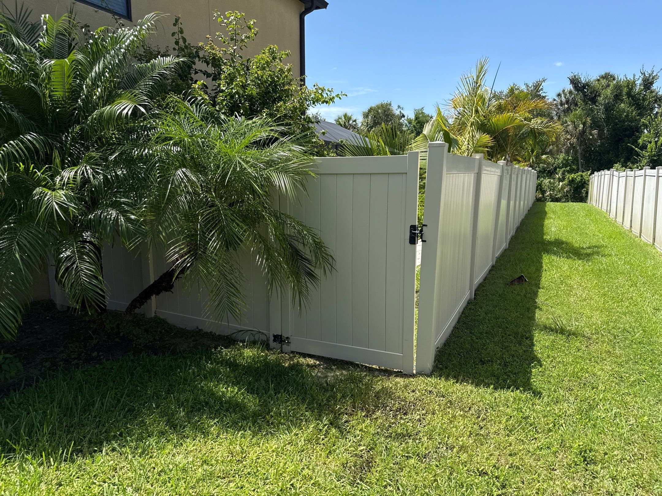 2-Story Stucco House Wash & Tan Vinyl Fence Cleaning | Sheffield Glen Palmetto, FL by Sunshine AquaWash