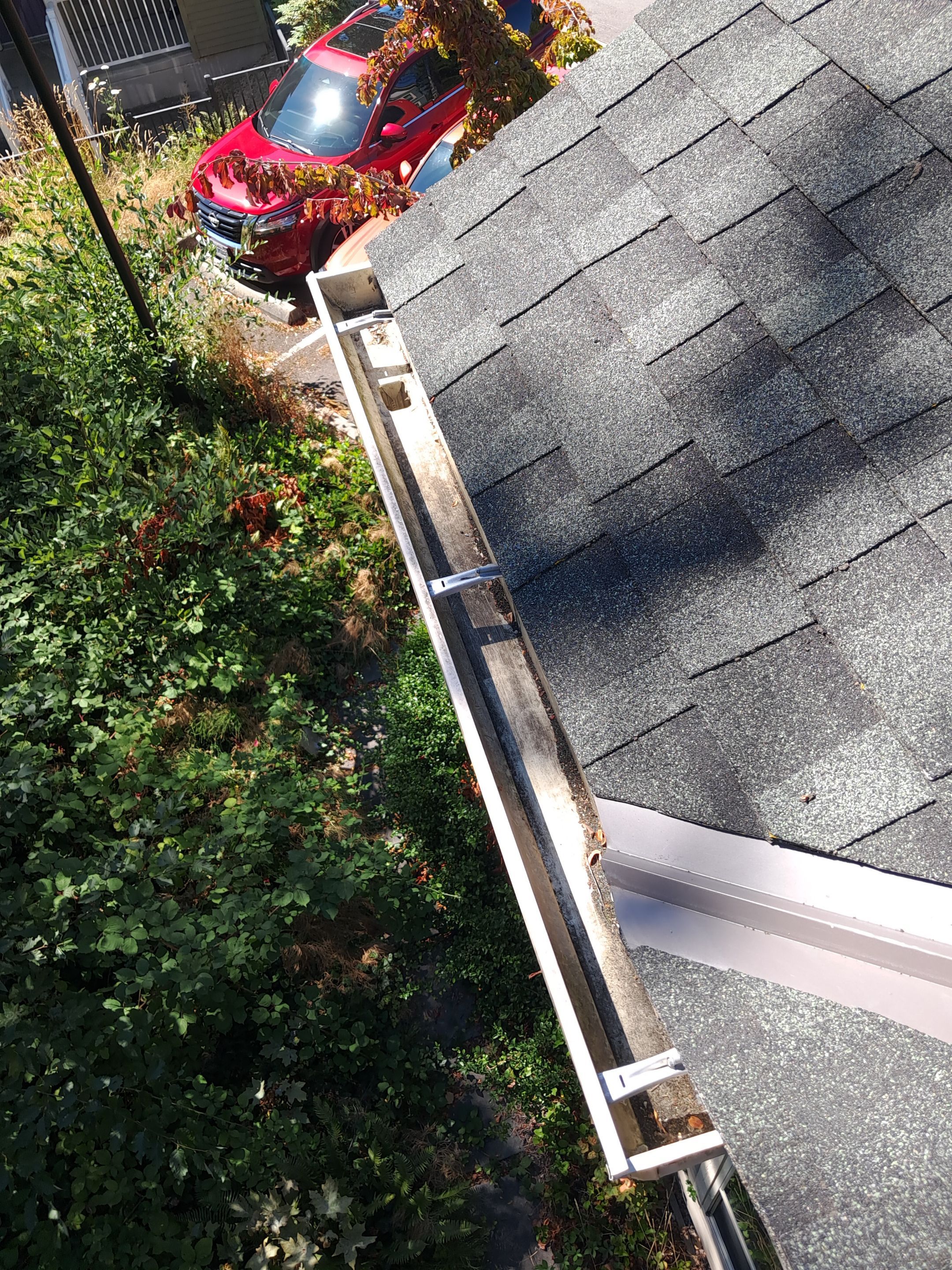 Commercial gutter cleaning Seattle after photo with clean gutters