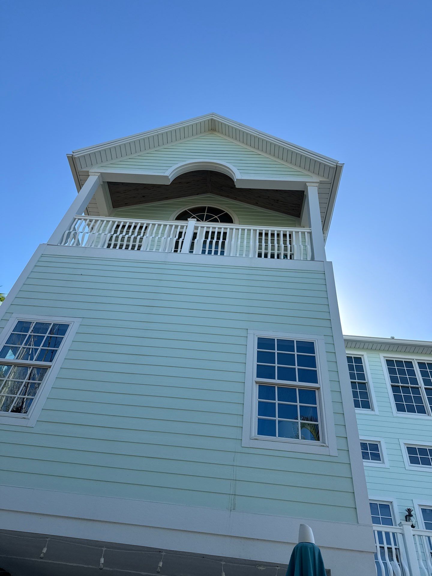 White K Style Seamless Gutters using 6 Inch Seamless Gutters in Siesta Key FL by Gutter Professors