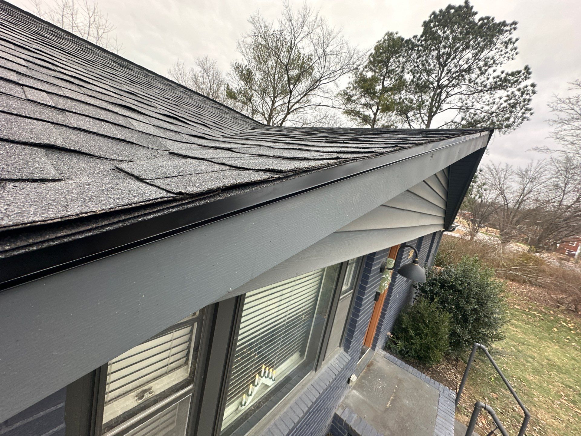 Owens Corning Oakridge Shingles - Onyx Black by Undersun Roofing 