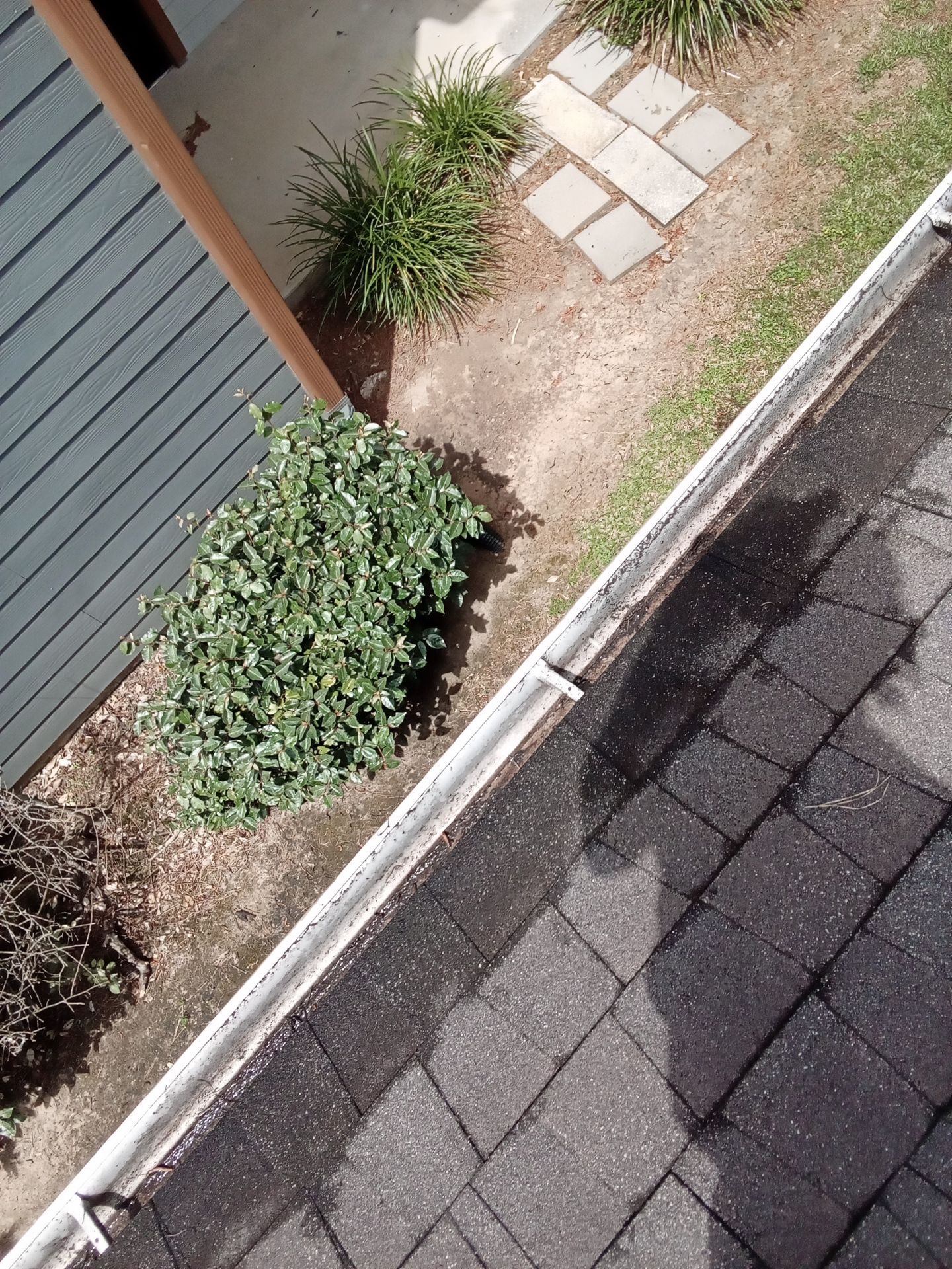 HOA gutter cleaning after photo.