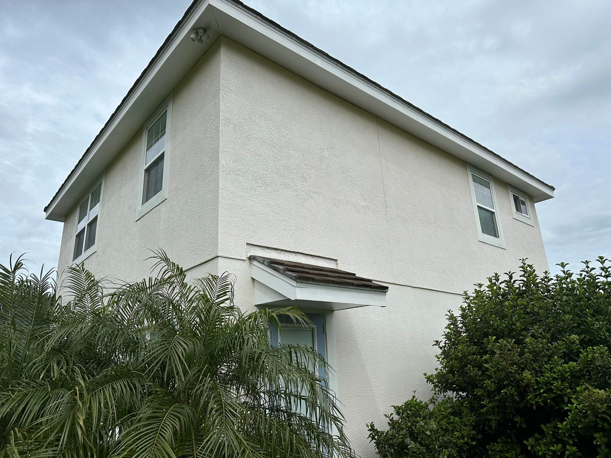 House Wash & Pool Screen Enclosure Cleaning in Winding River Community, Bradenton, FL | Sunshine AquaWash by Sunshine AquaWash
