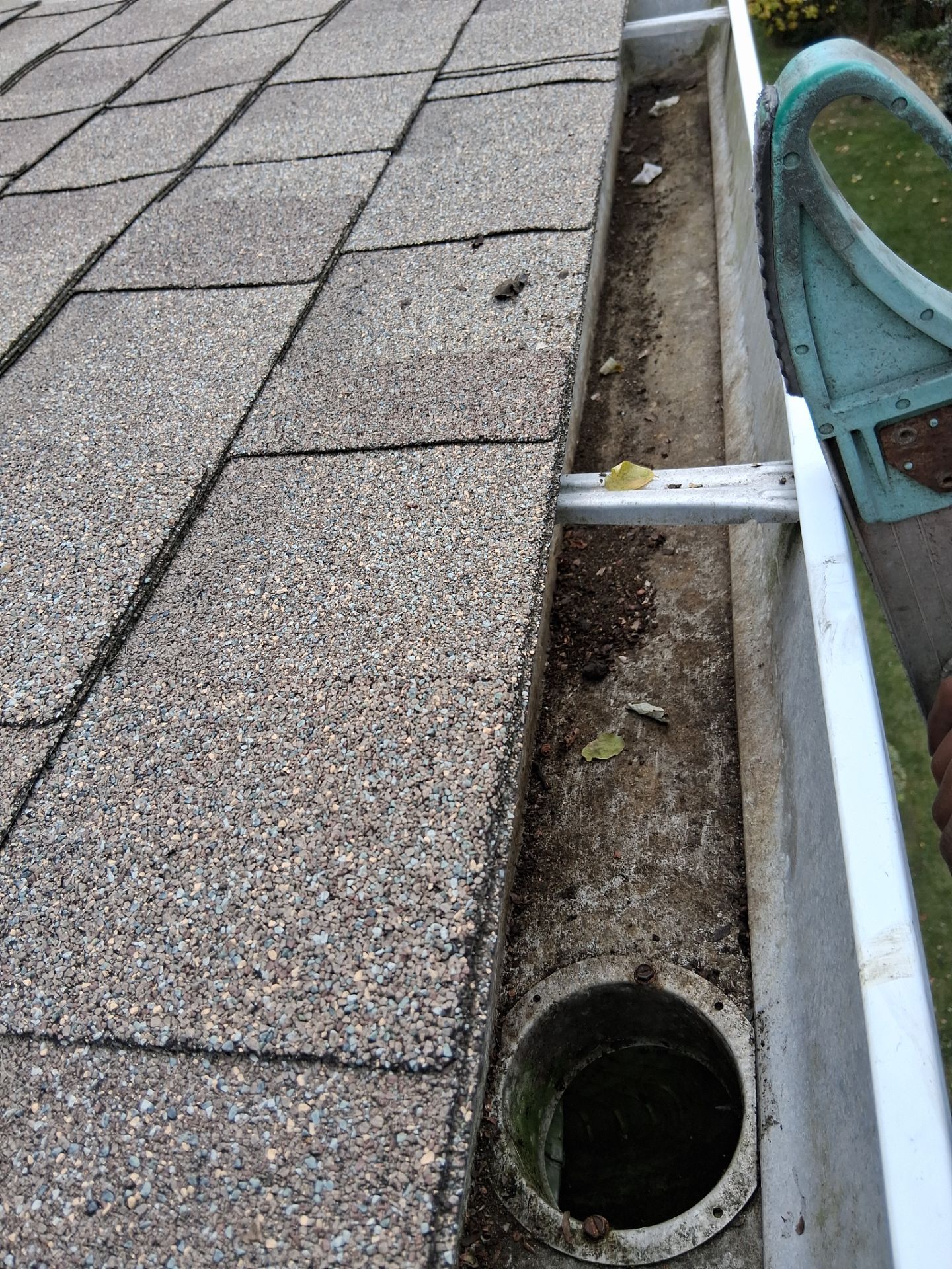 Commercial gutter cleaning Georgia after photo with clean gutters