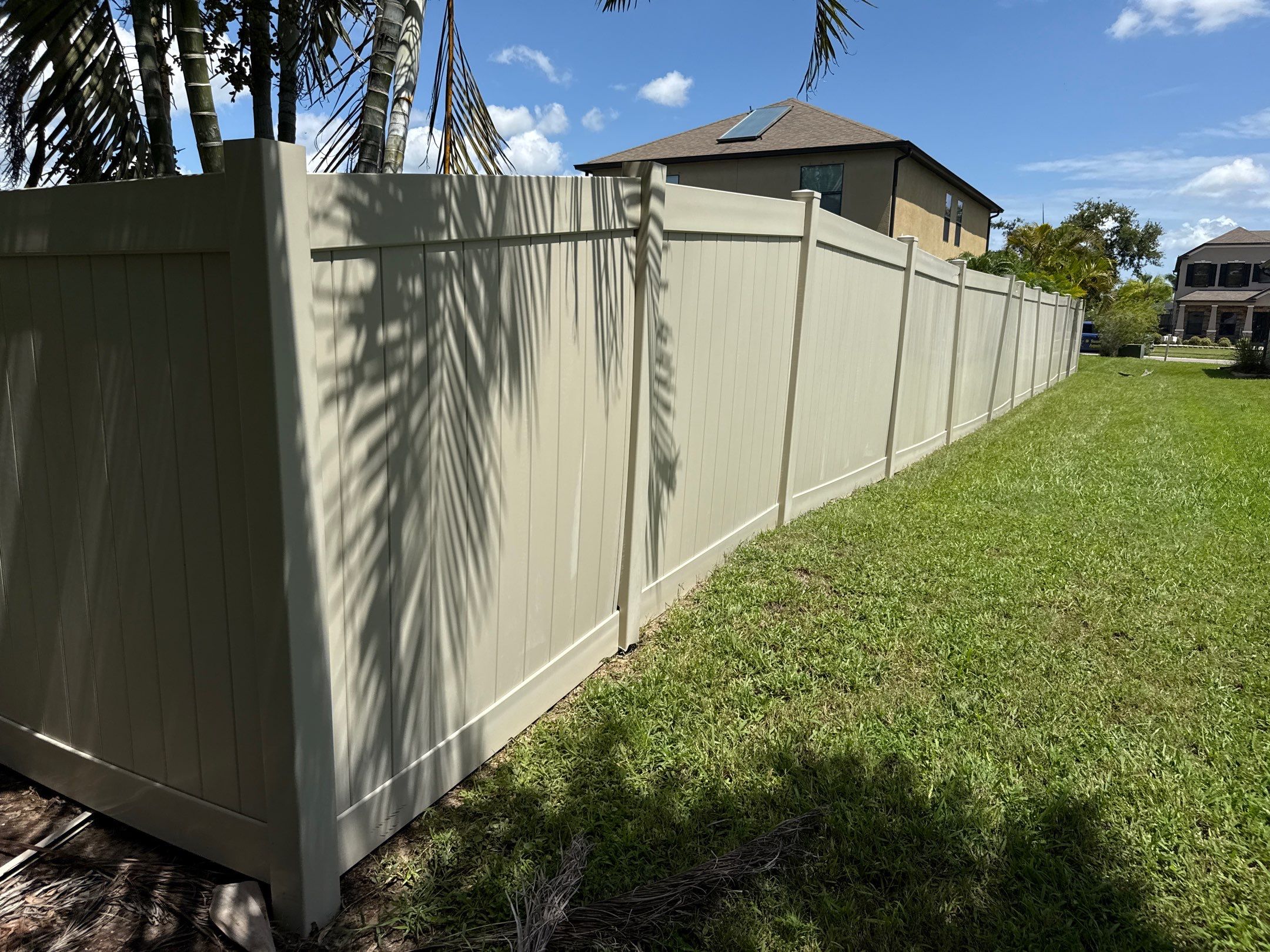 2-Story Stucco House Wash & Tan Vinyl Fence Cleaning | Sheffield Glen Palmetto, FL by Sunshine AquaWash
