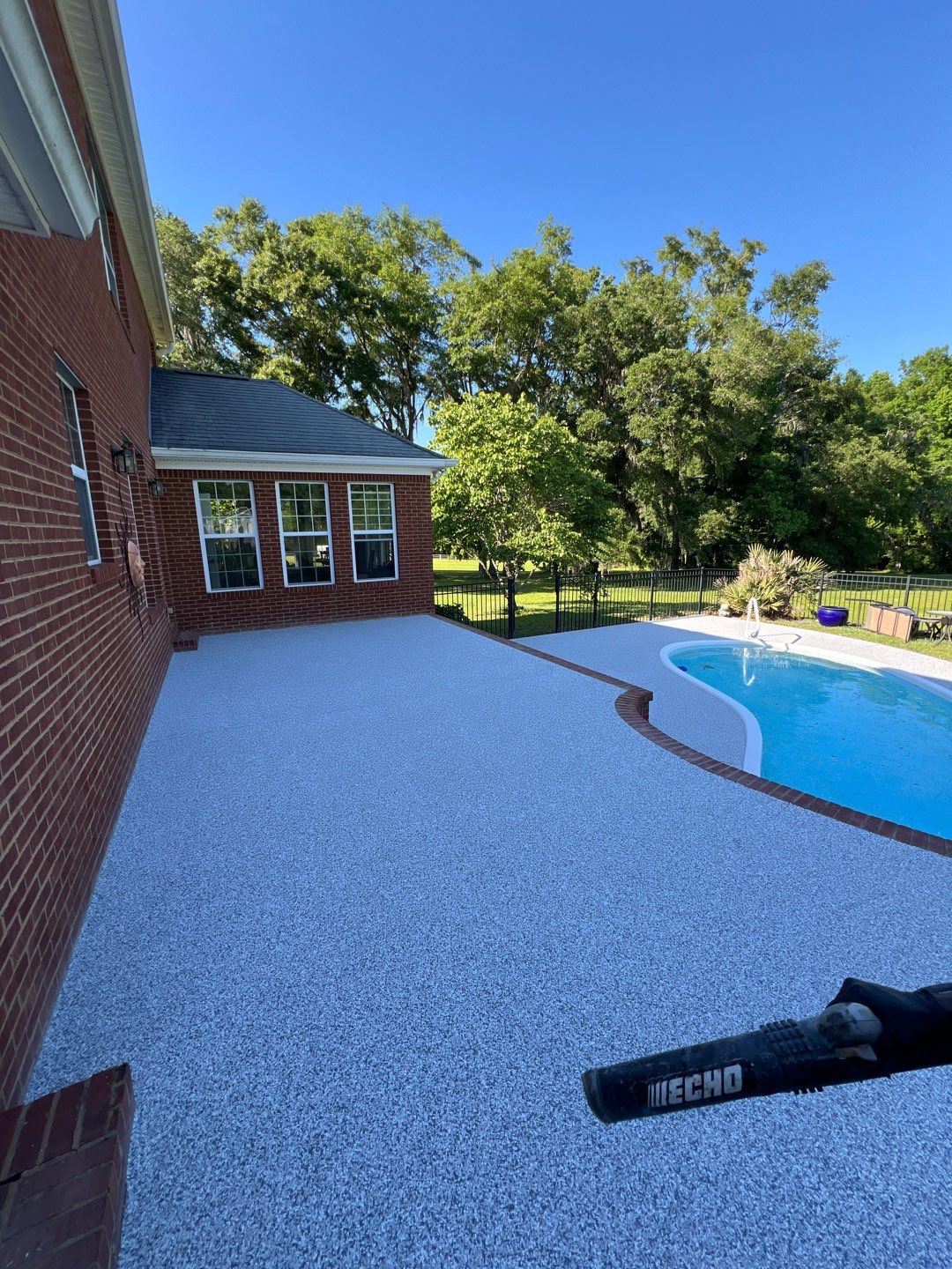 This before & after is STUNNING 🤩 by Deese Elite Concrete Coatings